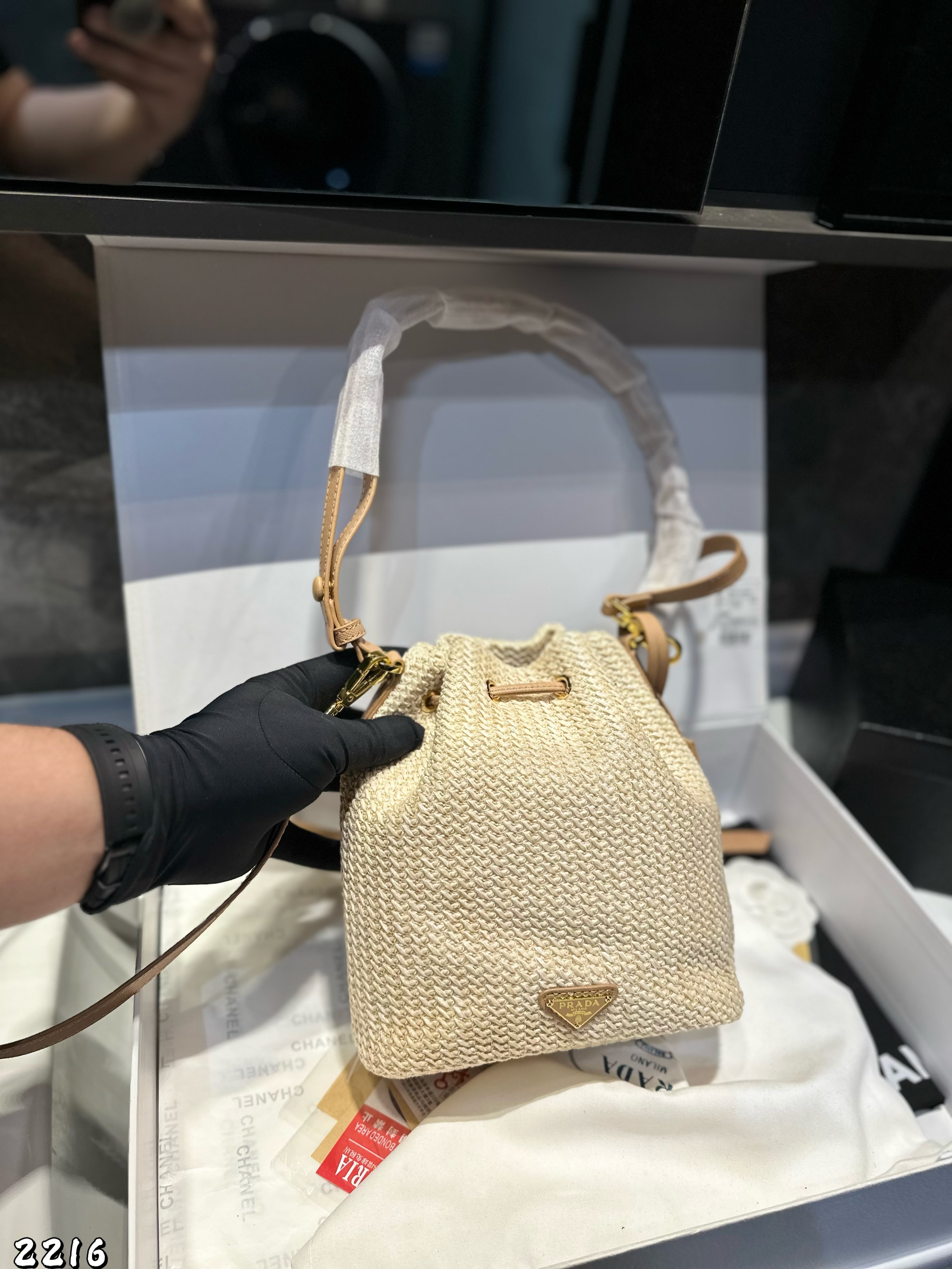 P designed a new woven bucket bag.