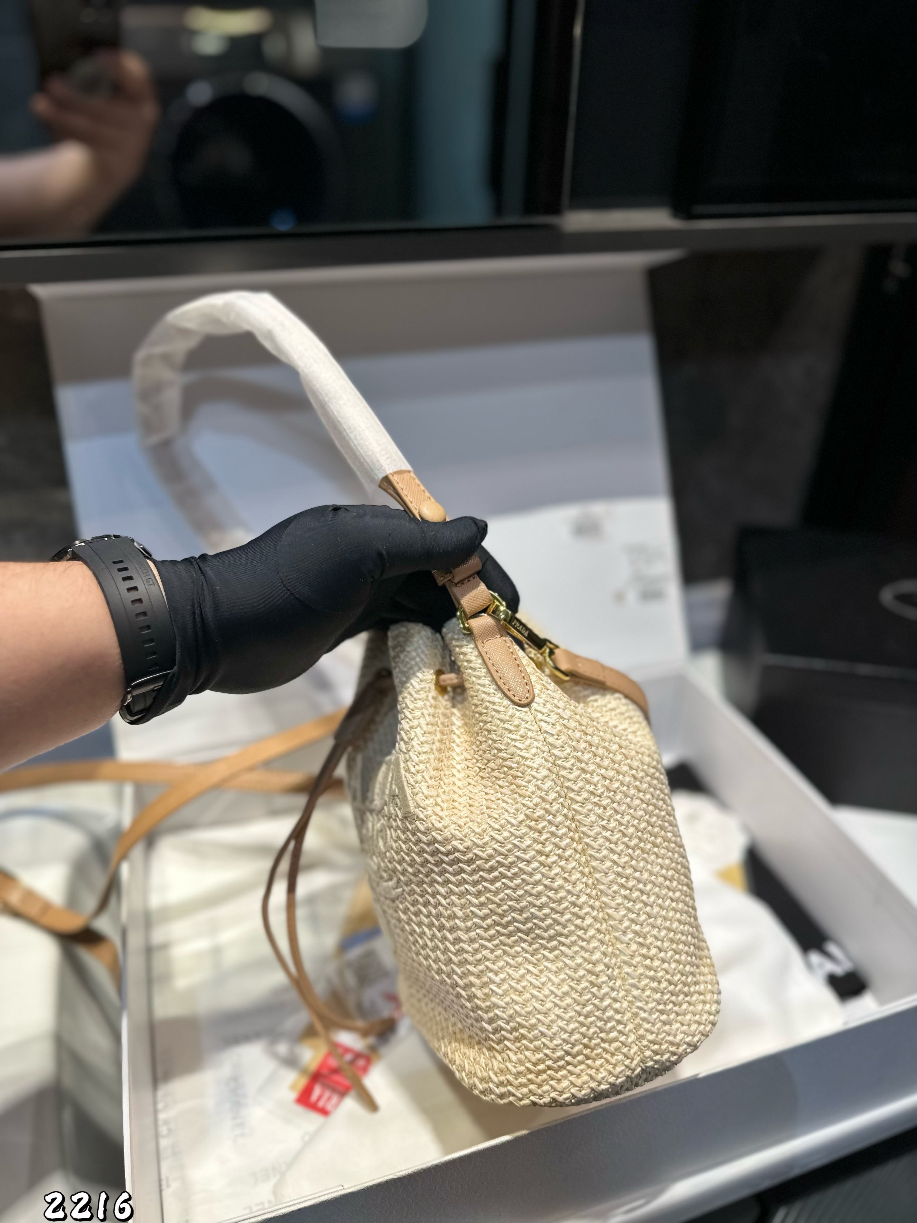 P designed a new woven bucket bag.