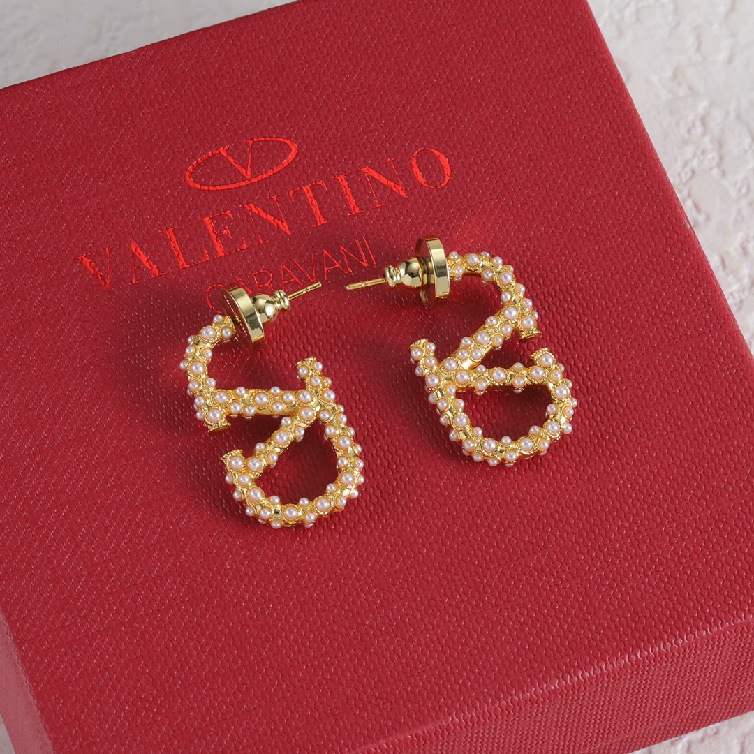 V Small Stud Earrings