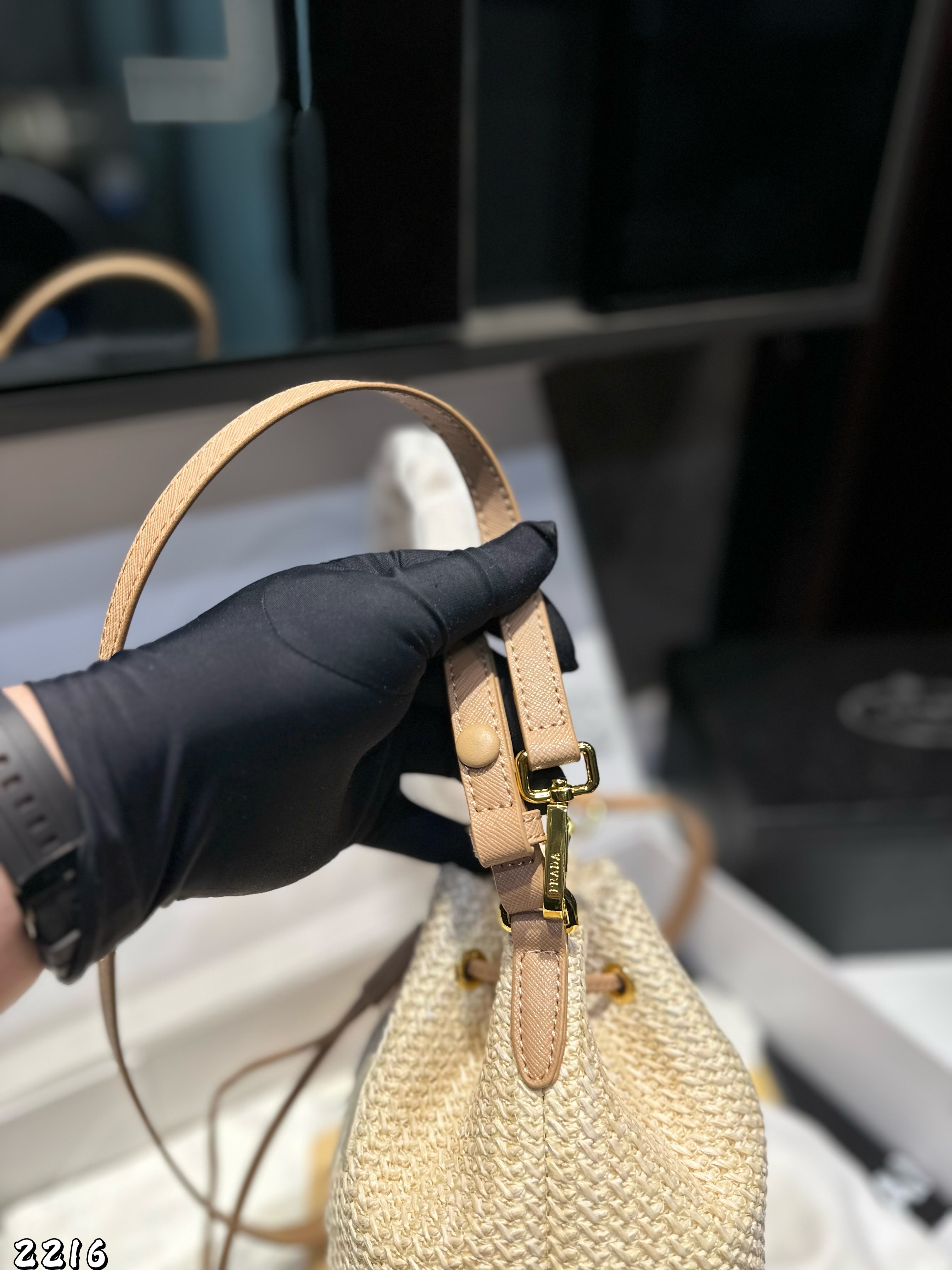 P designed a new woven bucket bag.