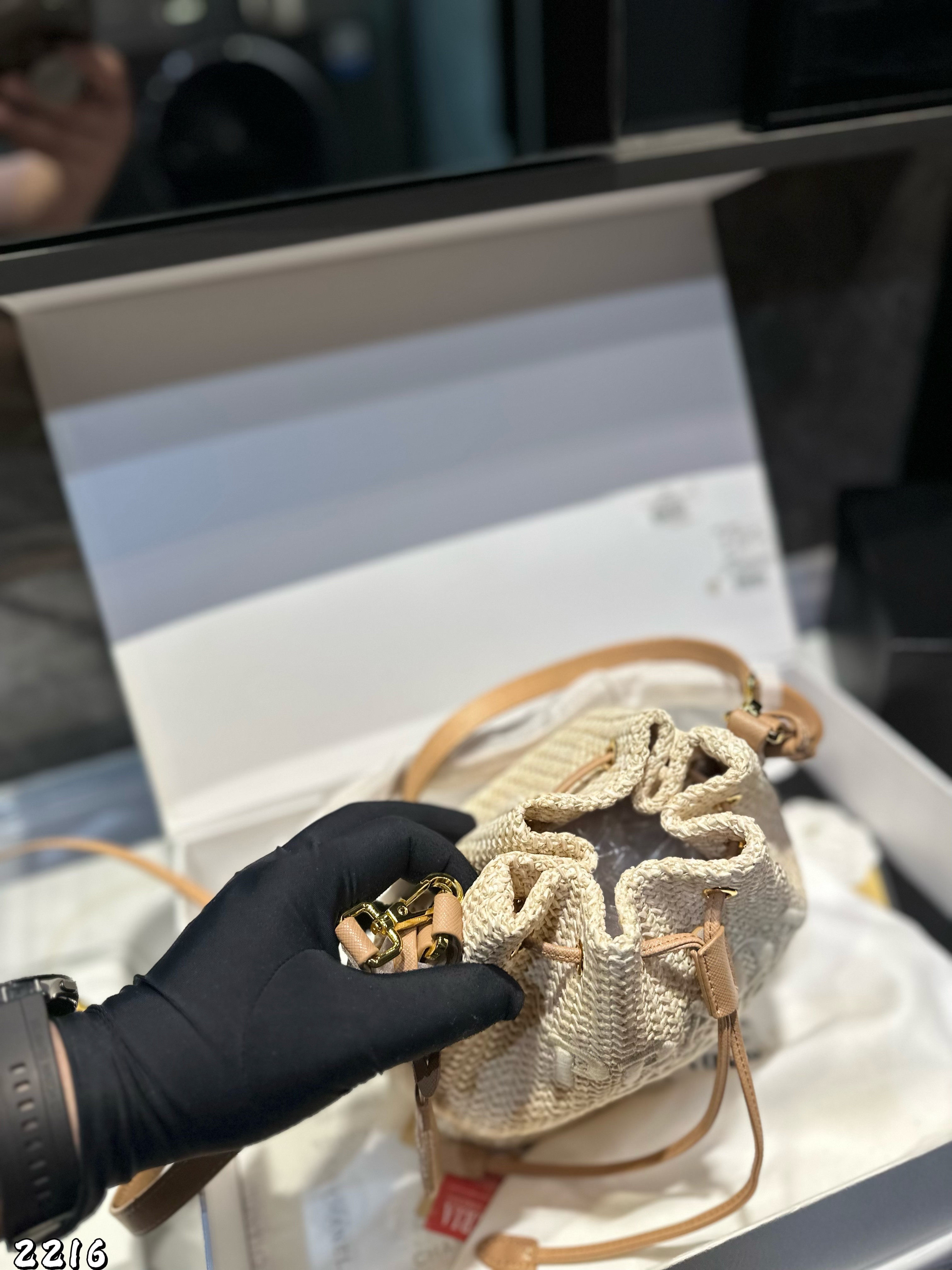 P designed a new woven bucket bag.