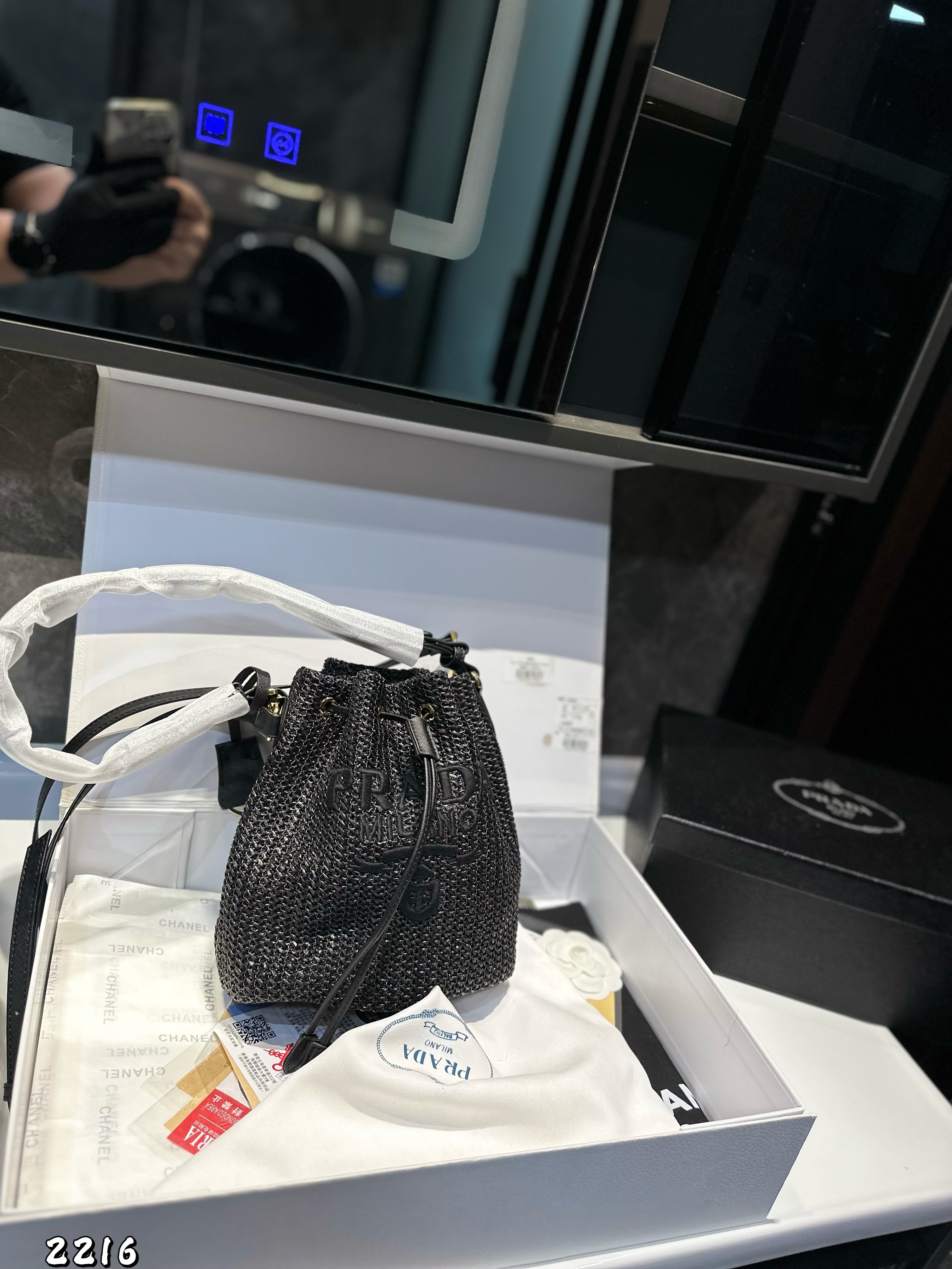 P designed a new woven bucket bag.