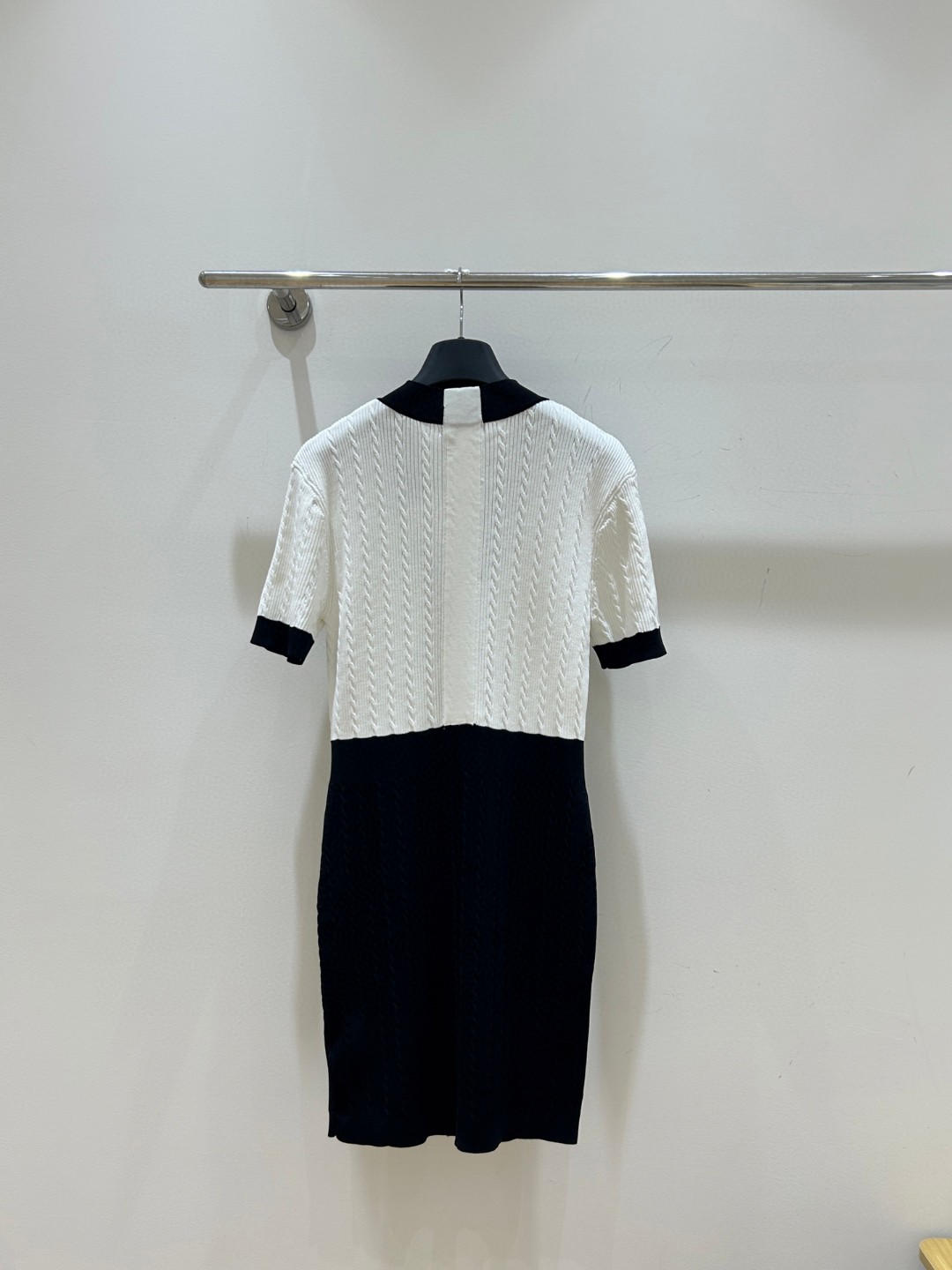 B Fashion High end Women's V-neck Metal Button Short sleeved Dress