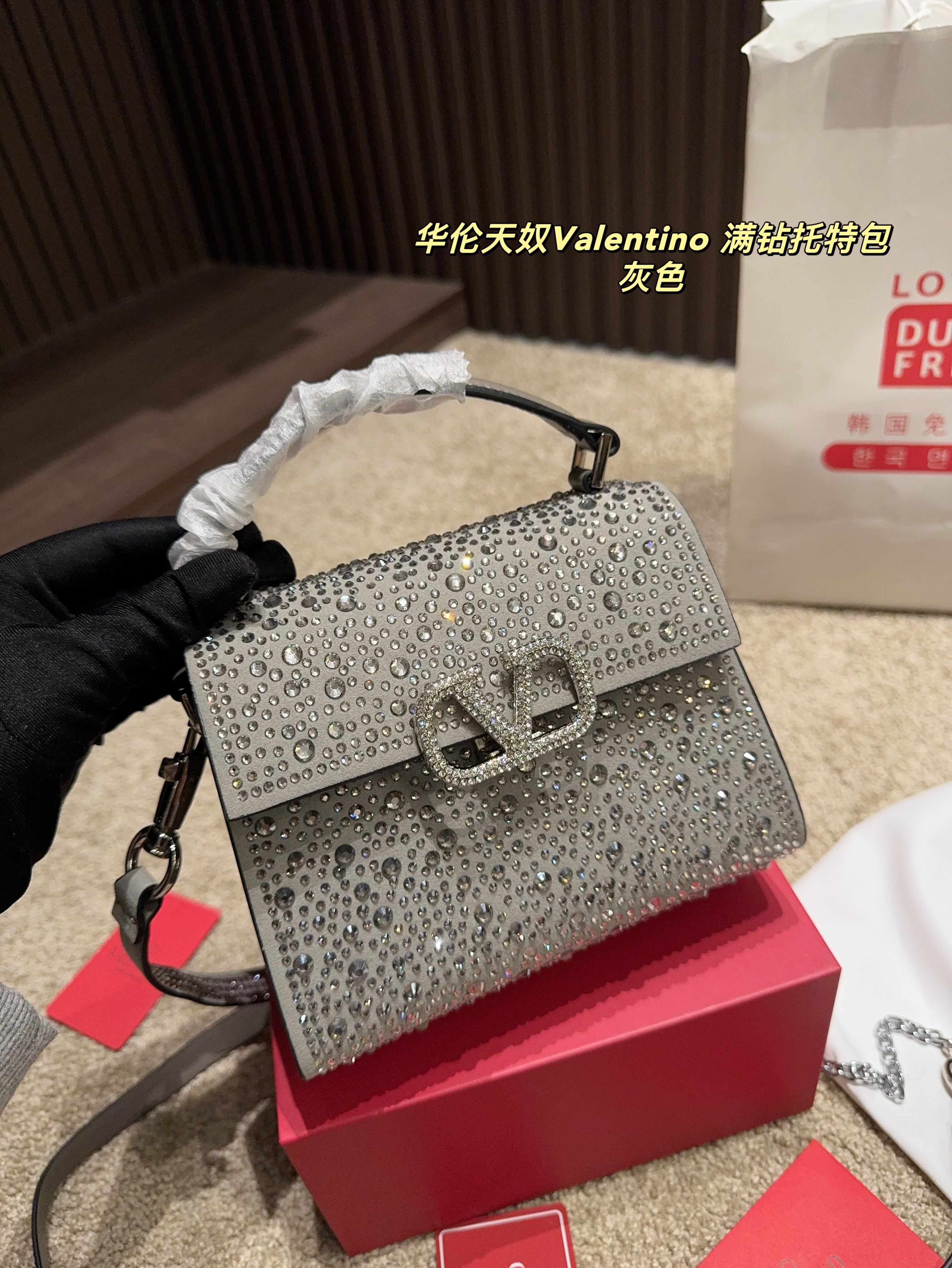 V design diamond tote bag