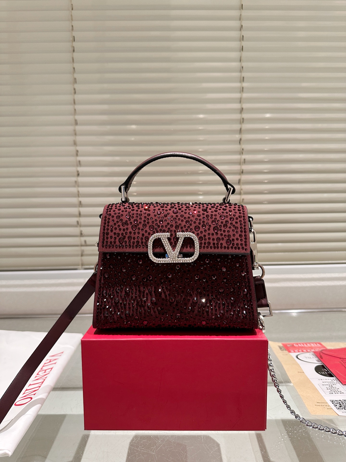 V design Loco chain bag