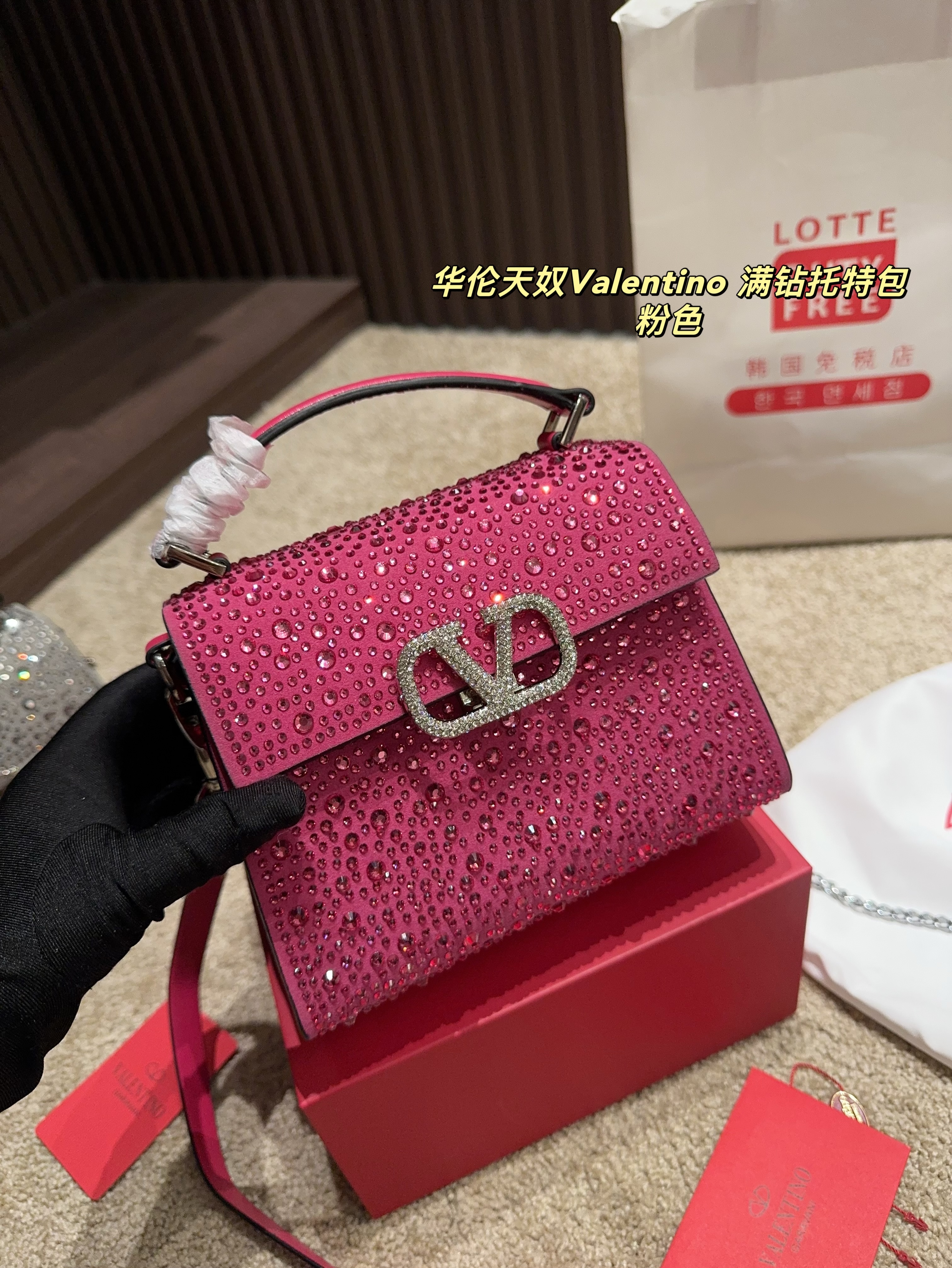 V design diamond tote bag