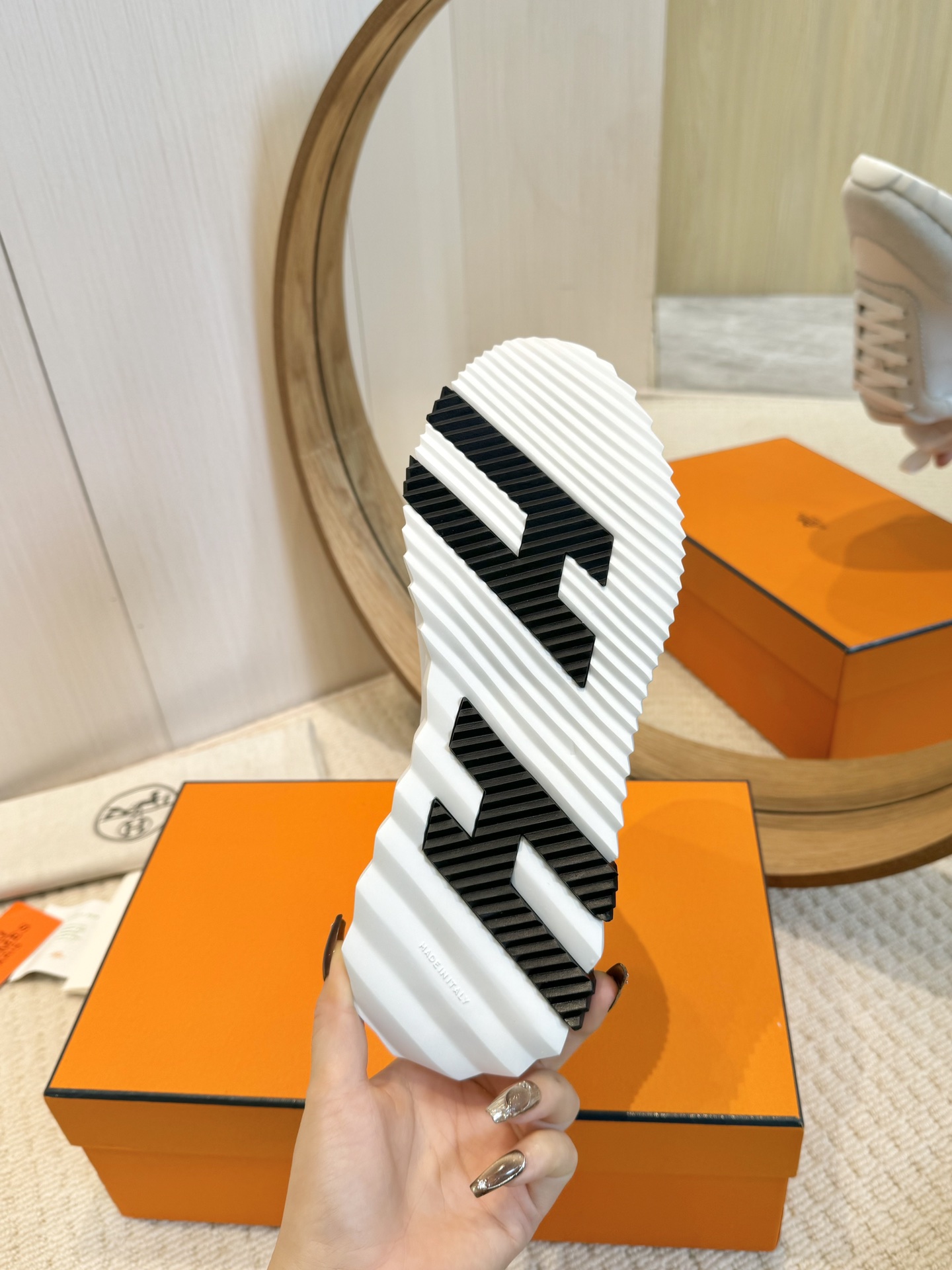 H design classic sneakers