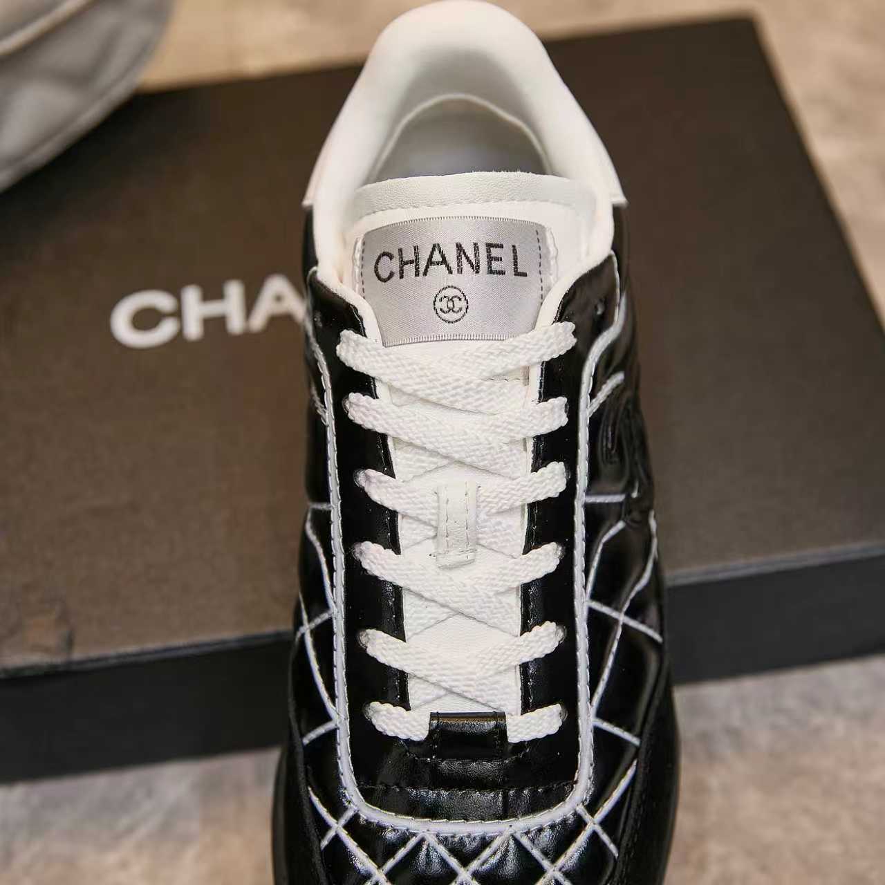 C Design's new Chanel-style suede round-toe diamond-patterned platform sneakers