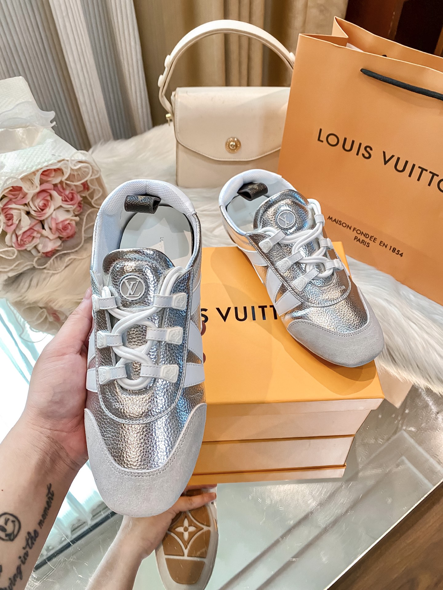 L design casual sneakers