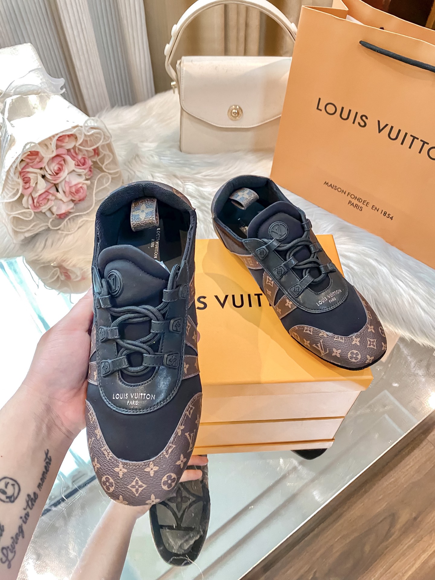 L design casual sneakers