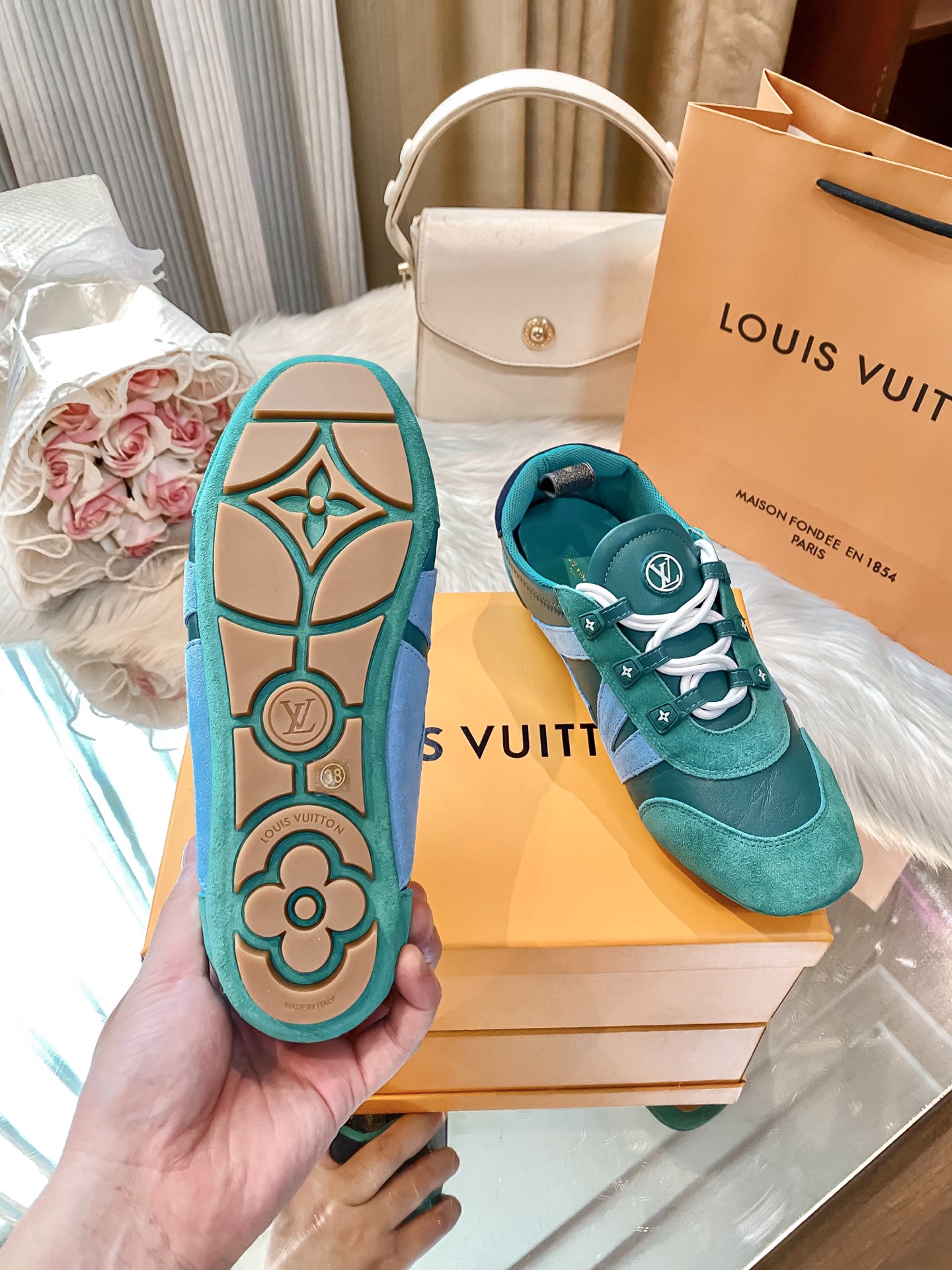 L design casual sneakers