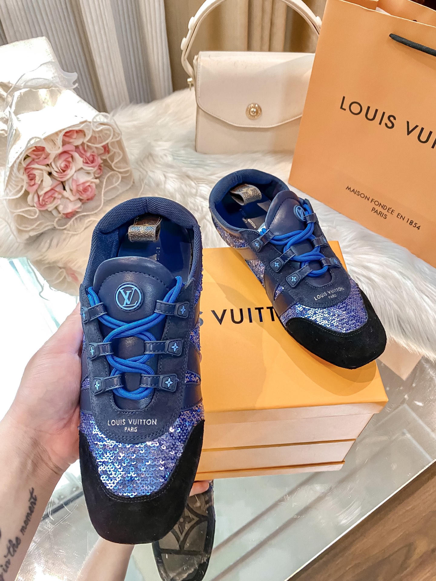 L design casual sneakers