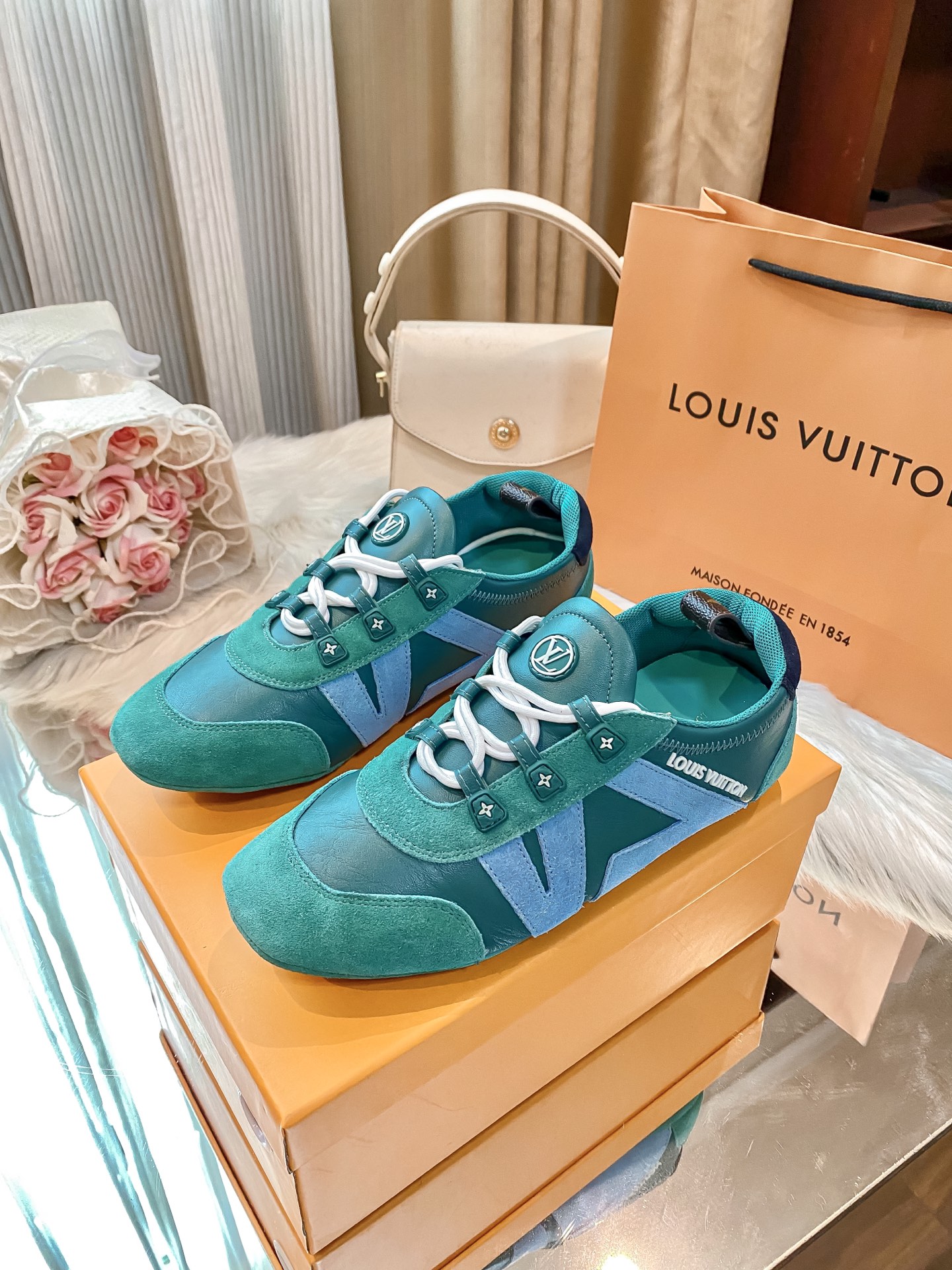 L design casual sneakers