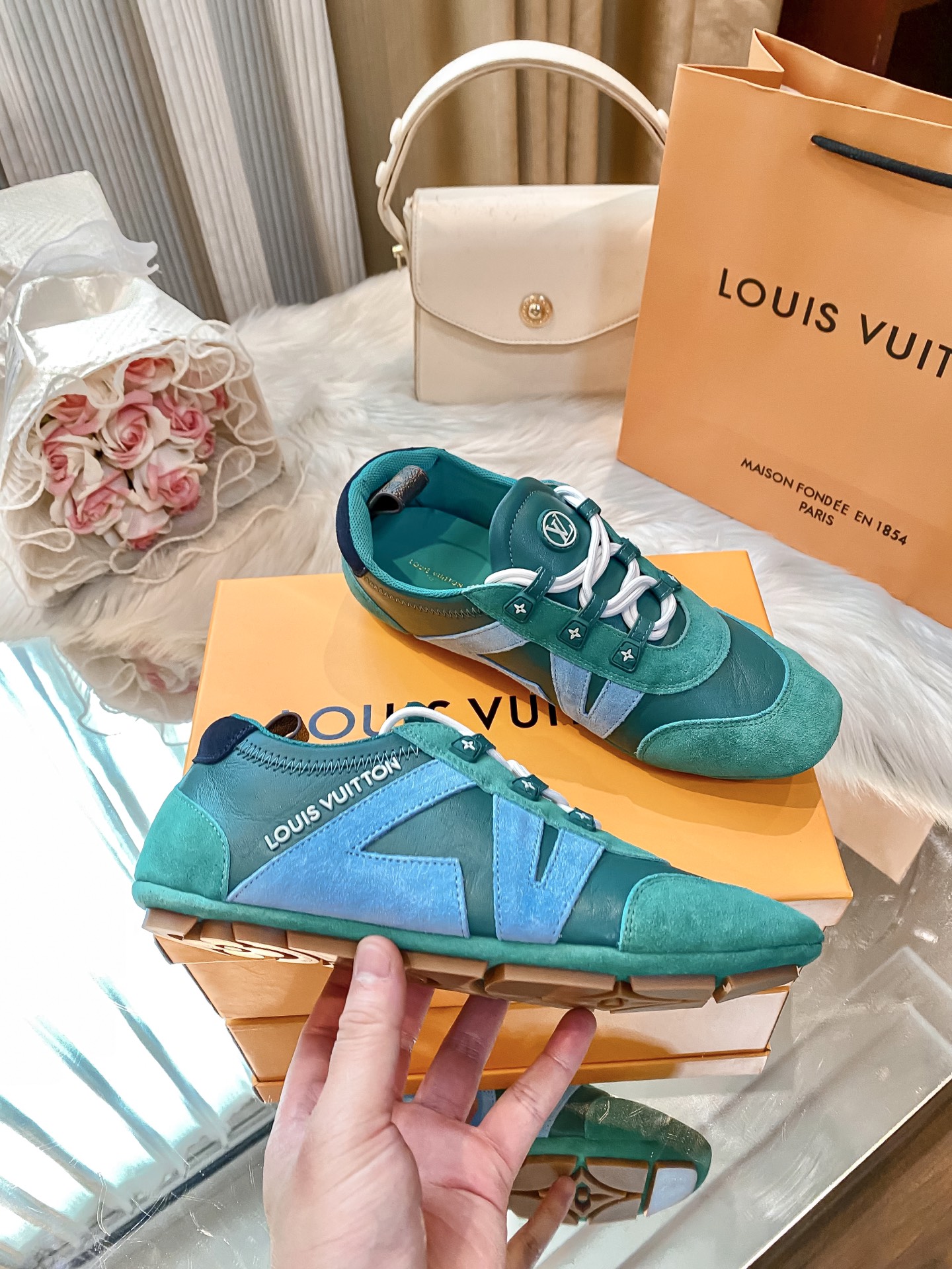 L design casual sneakers