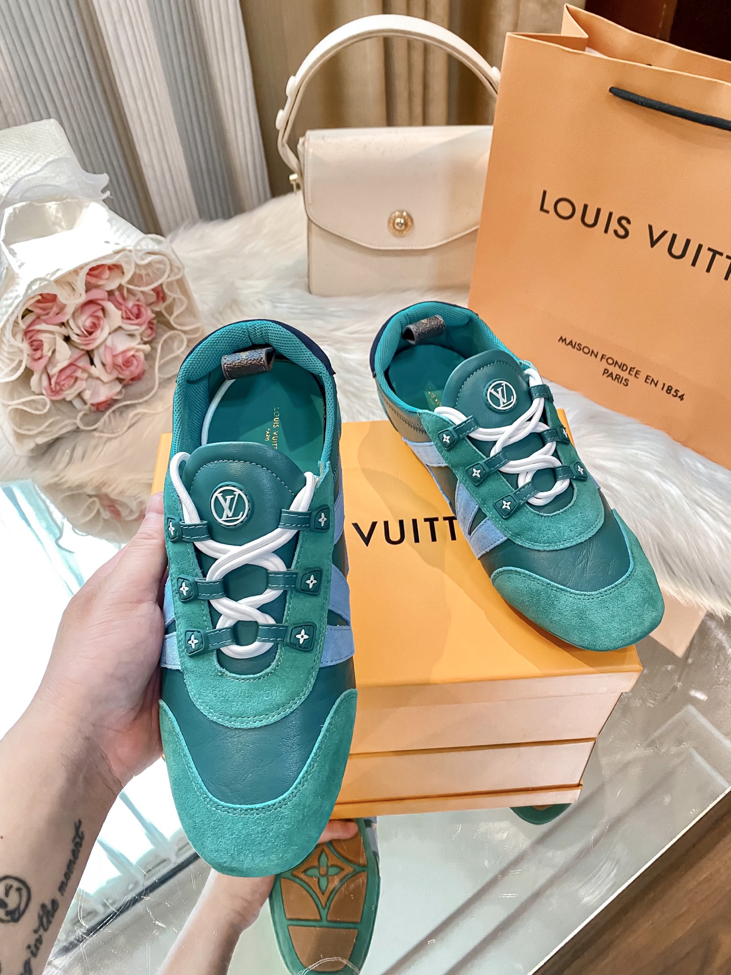 L design casual sneakers