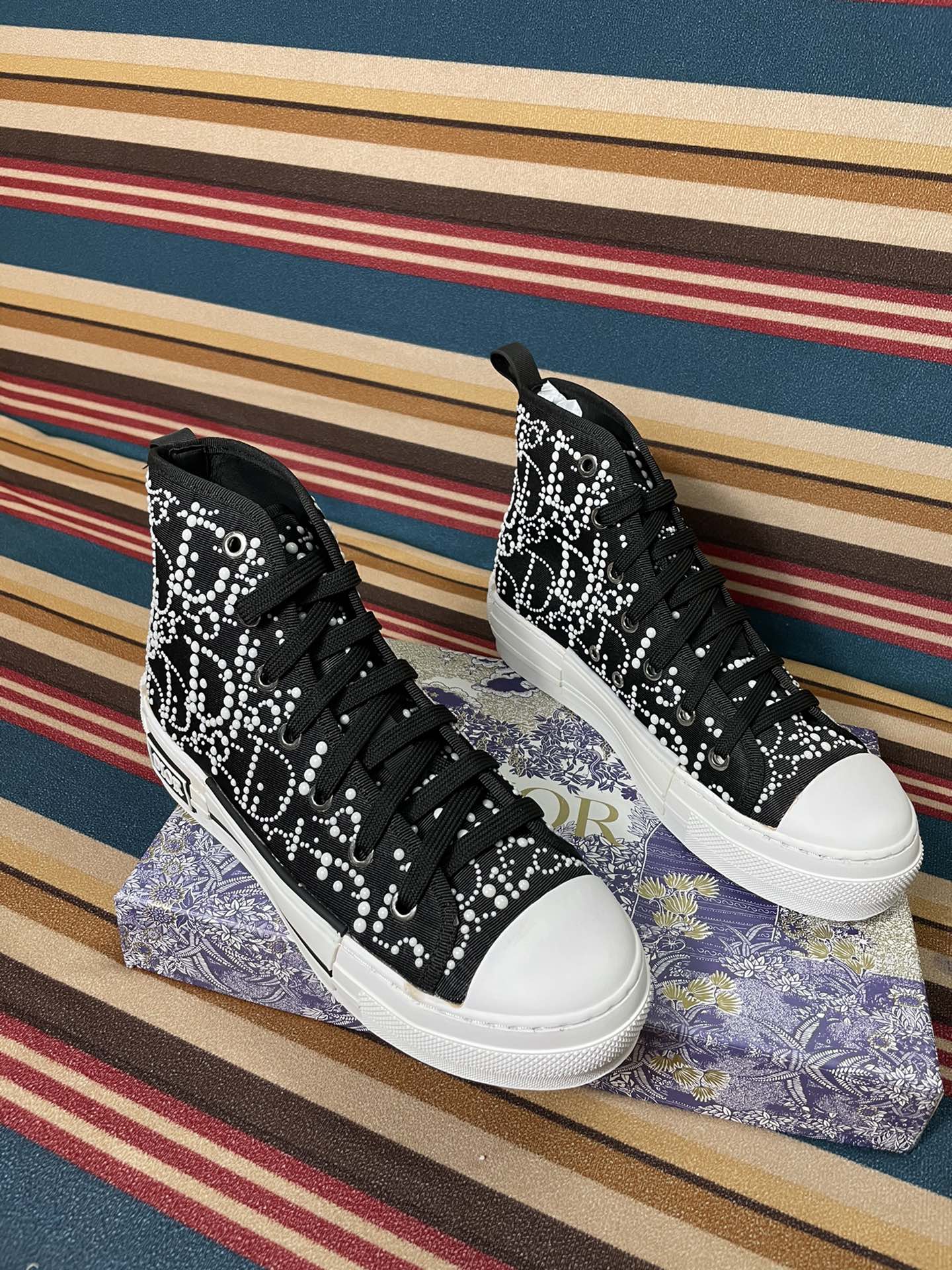 D design classic canvas sneakers