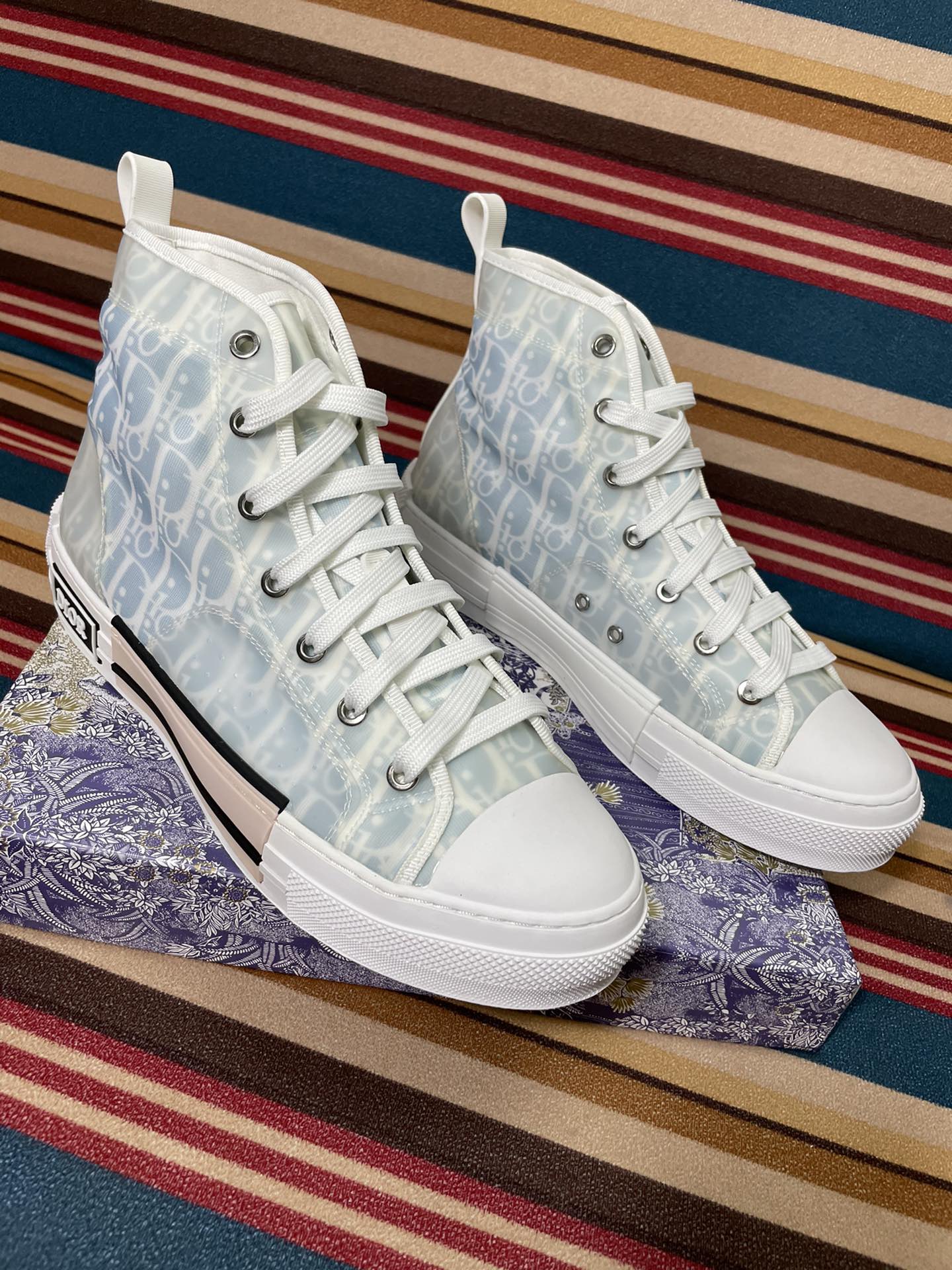 D design classic canvas sneakers