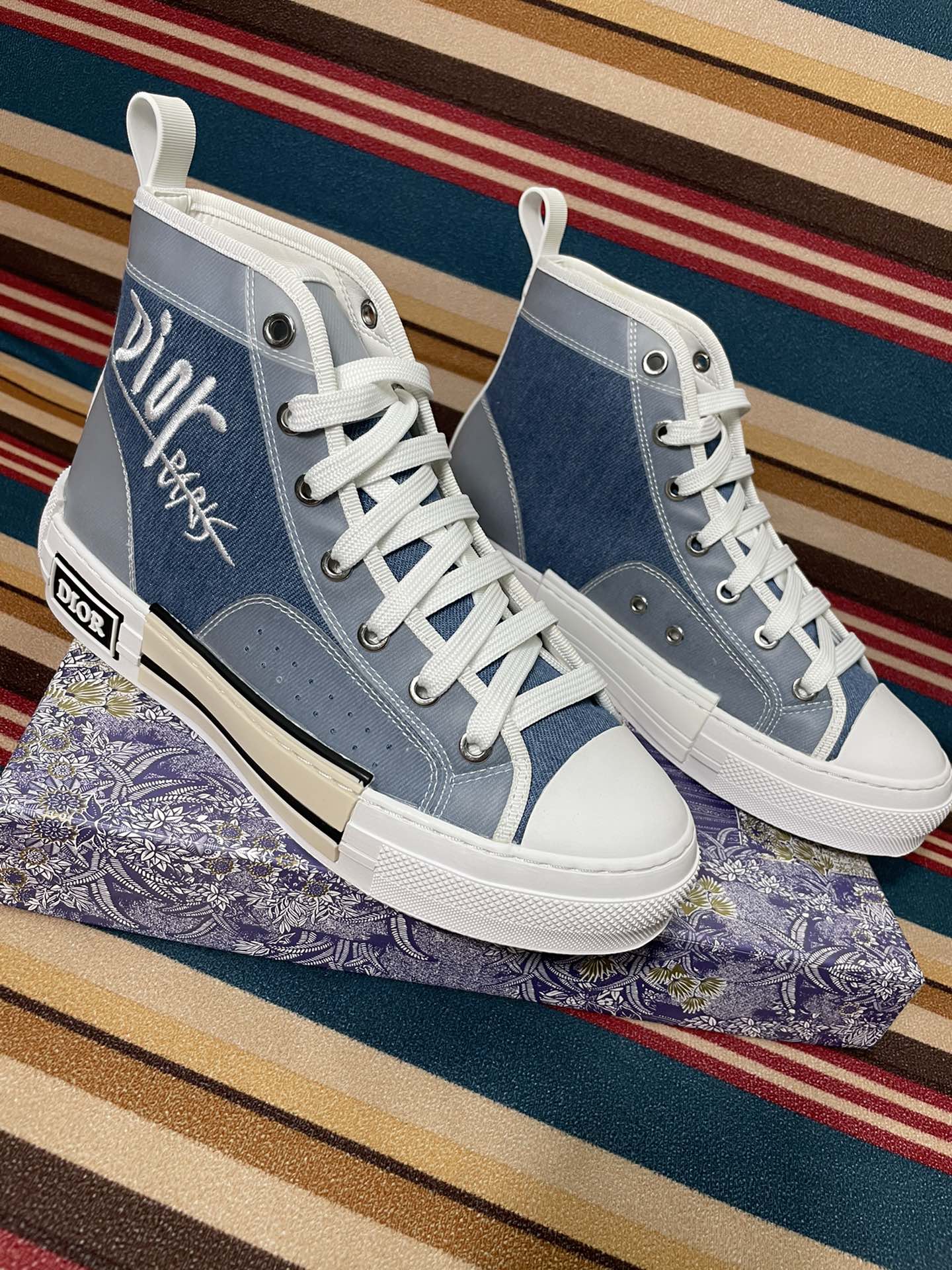 D design classic canvas sneakers