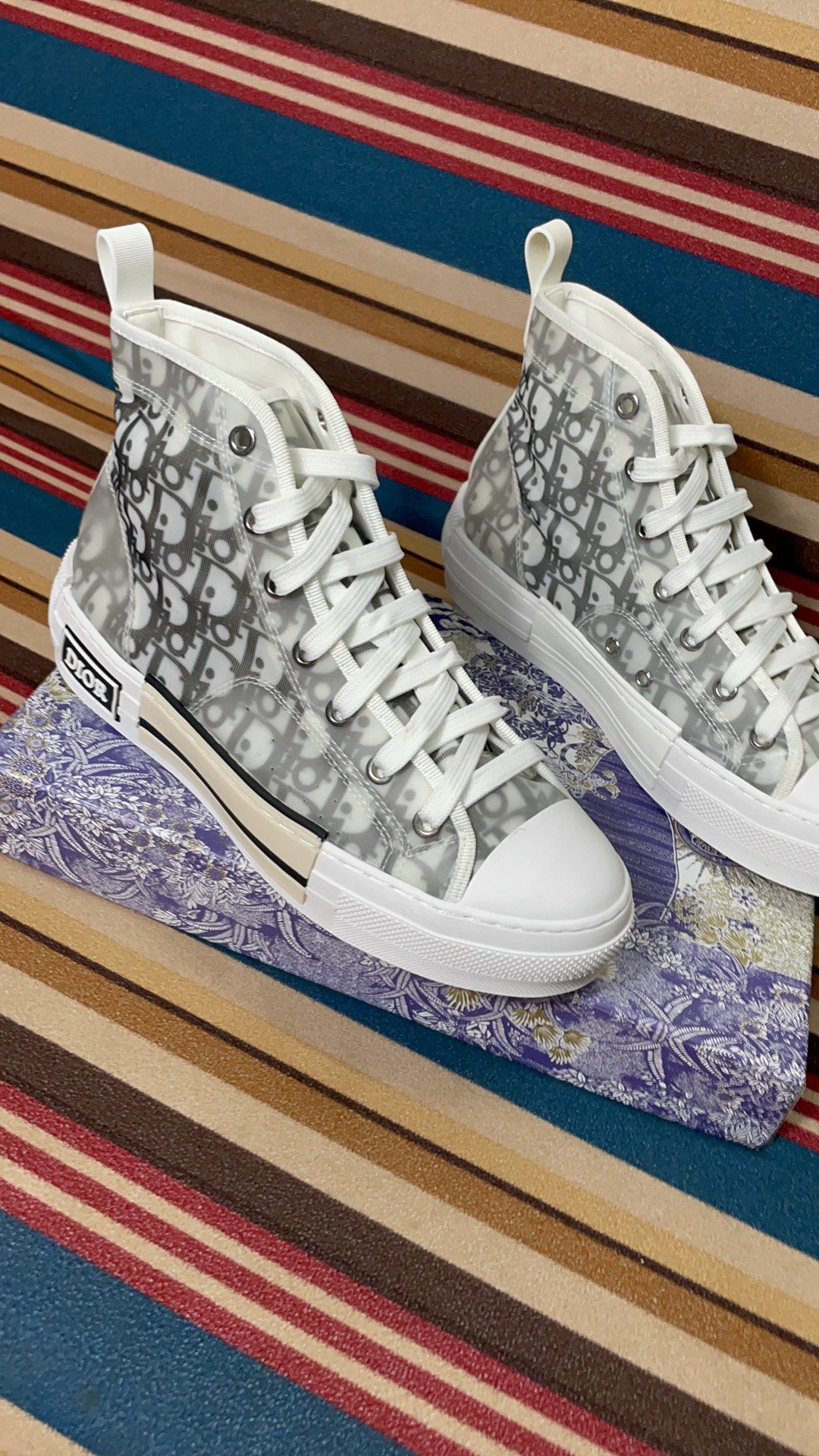 D design classic canvas sneakers