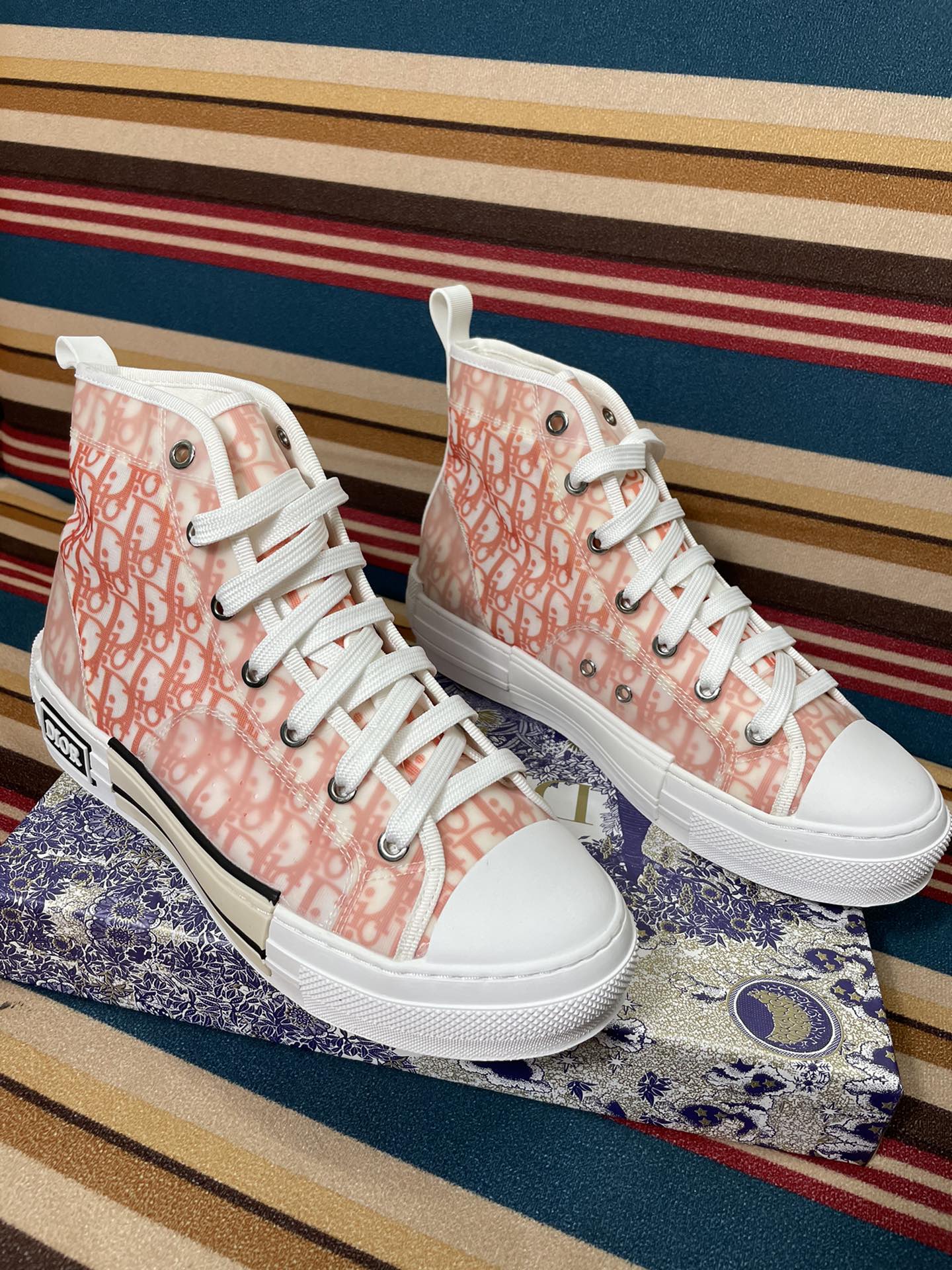 D design classic canvas sneakers