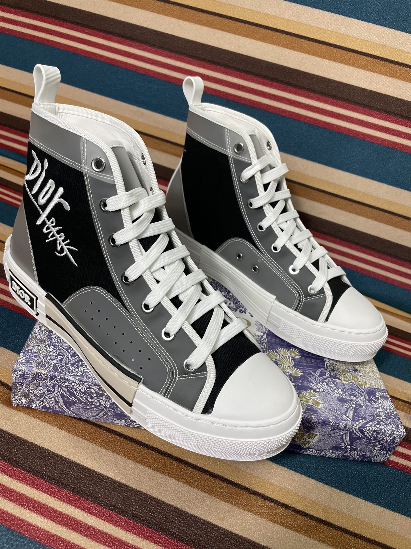 D design classic canvas sneakers