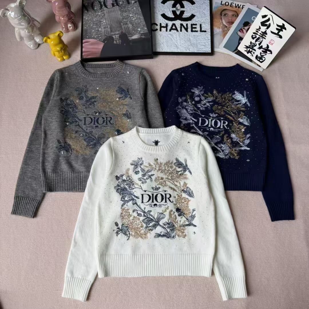 D Fashion Women's Flower Embroidered Round Neck Long Sleeve Top