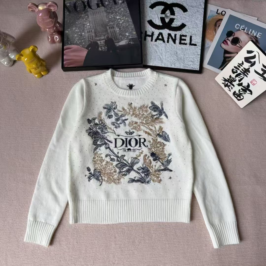 D Fashion Women's Flower Embroidered Round Neck Long Sleeve Top