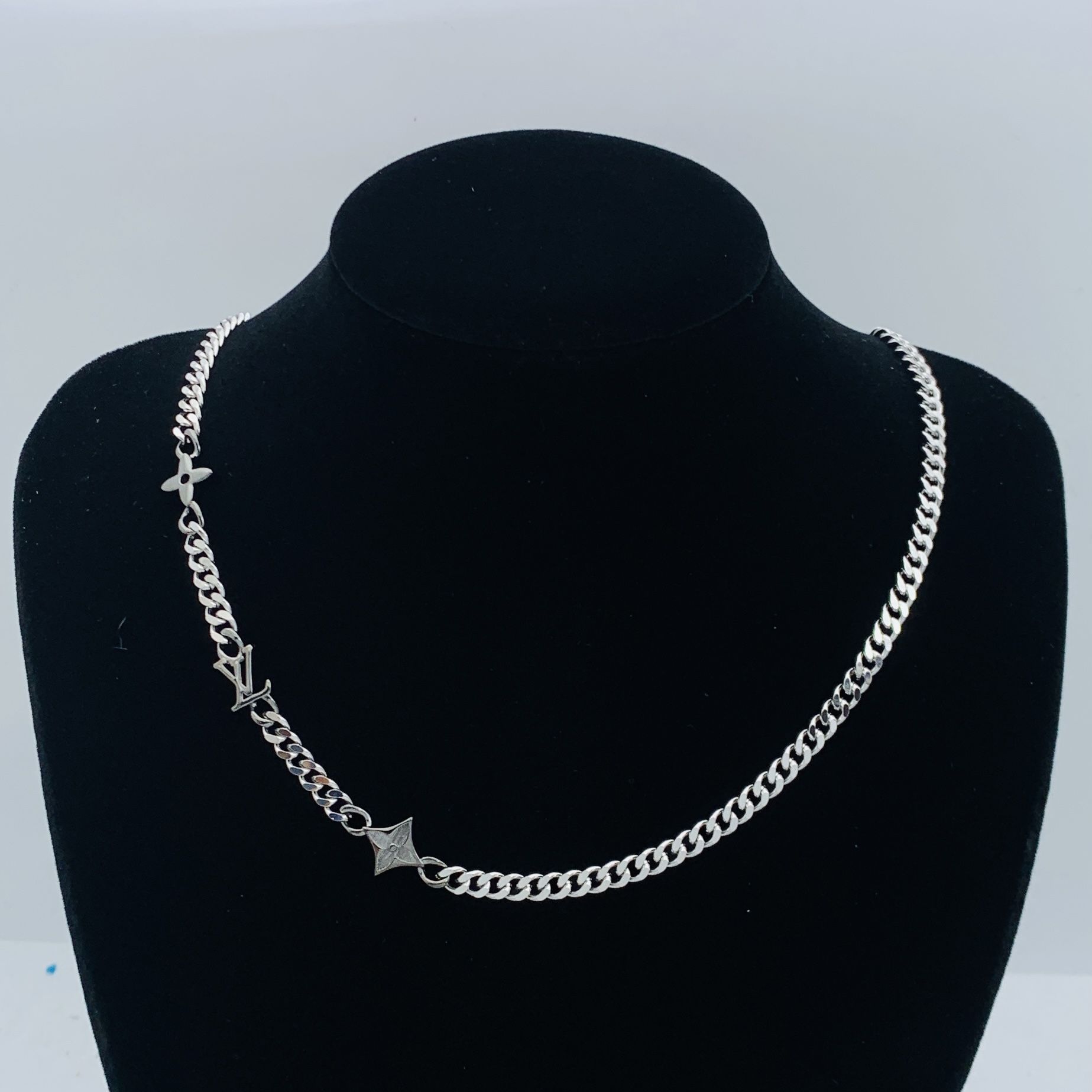 L star desigh necklace