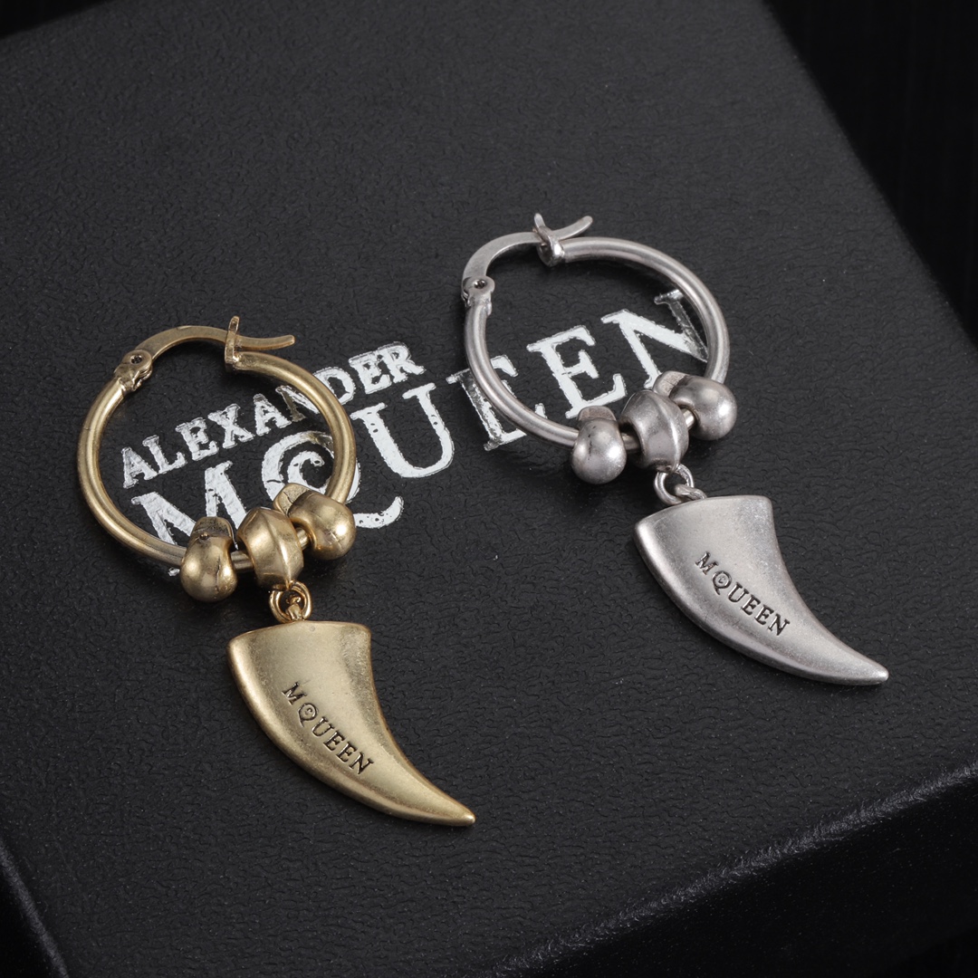 A design single earrings