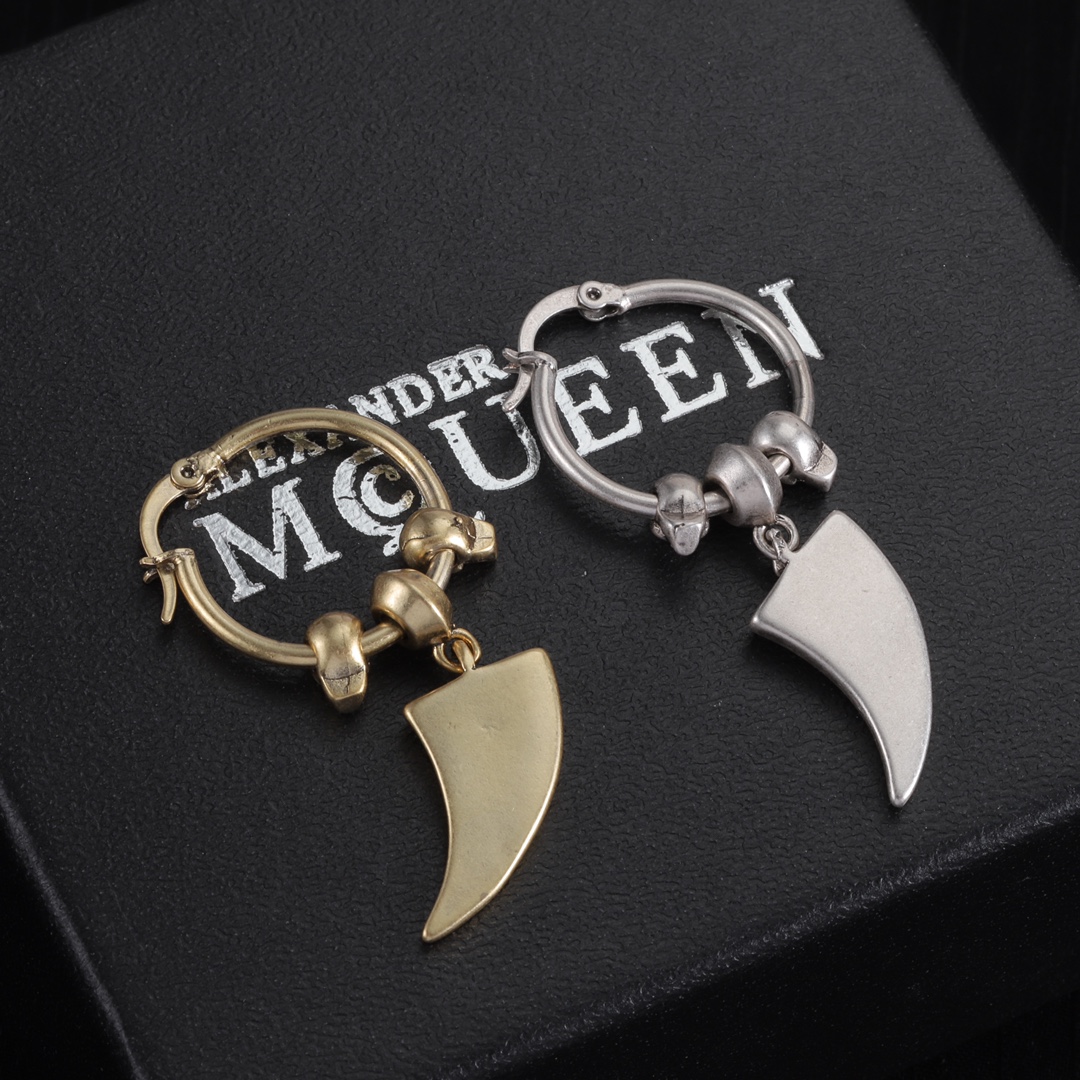 A design single earrings