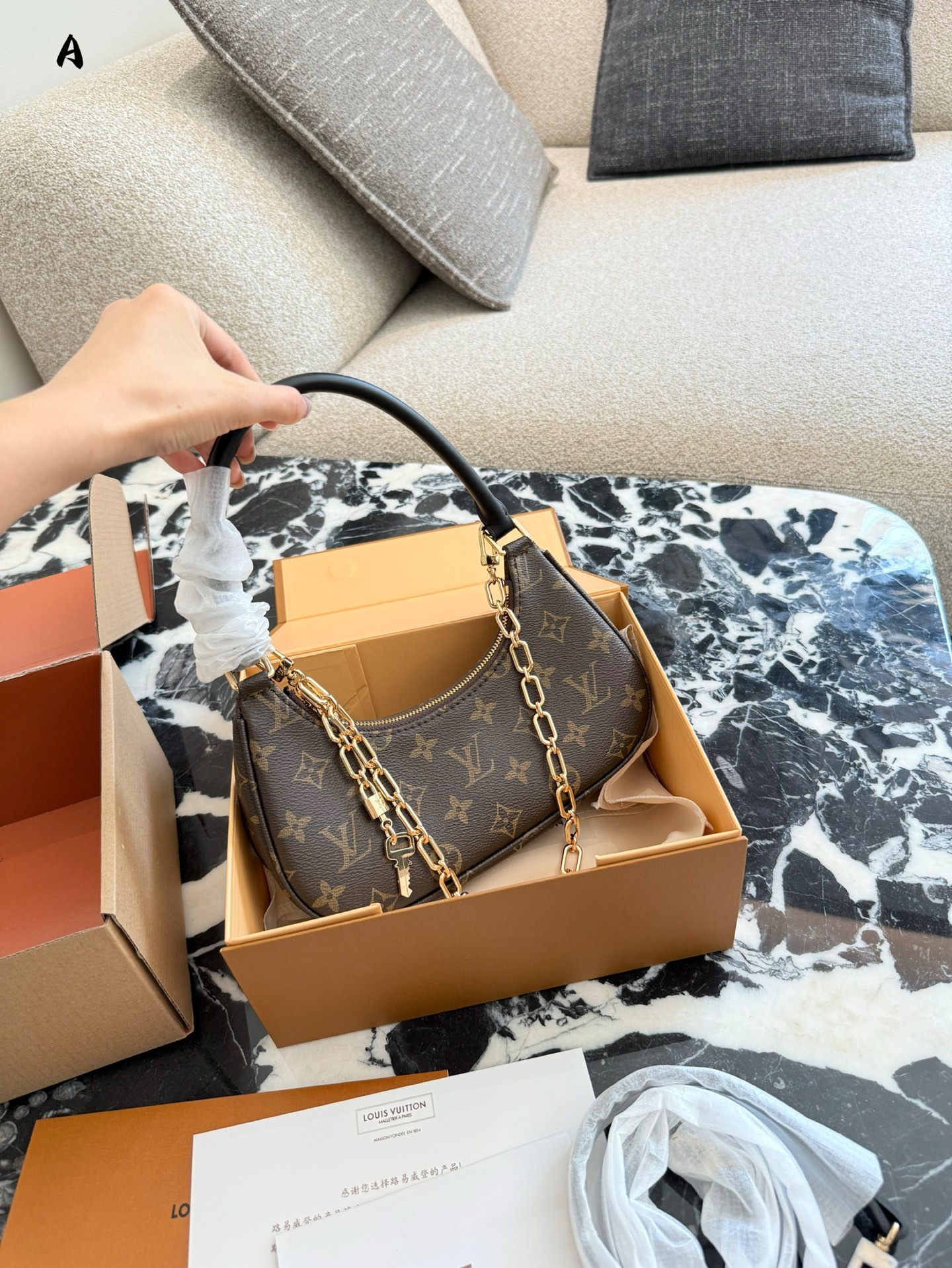 Small Catchy bag with L design