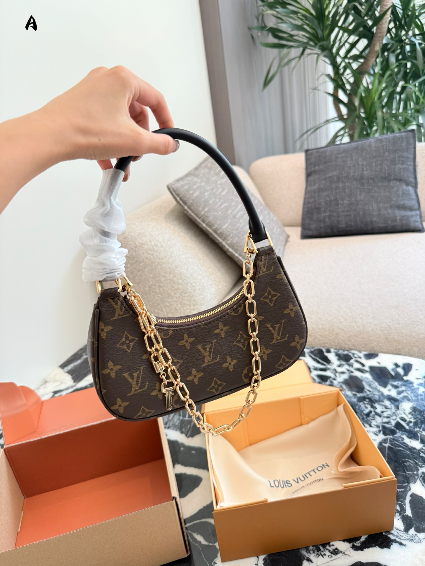 Small Catchy bag with L design