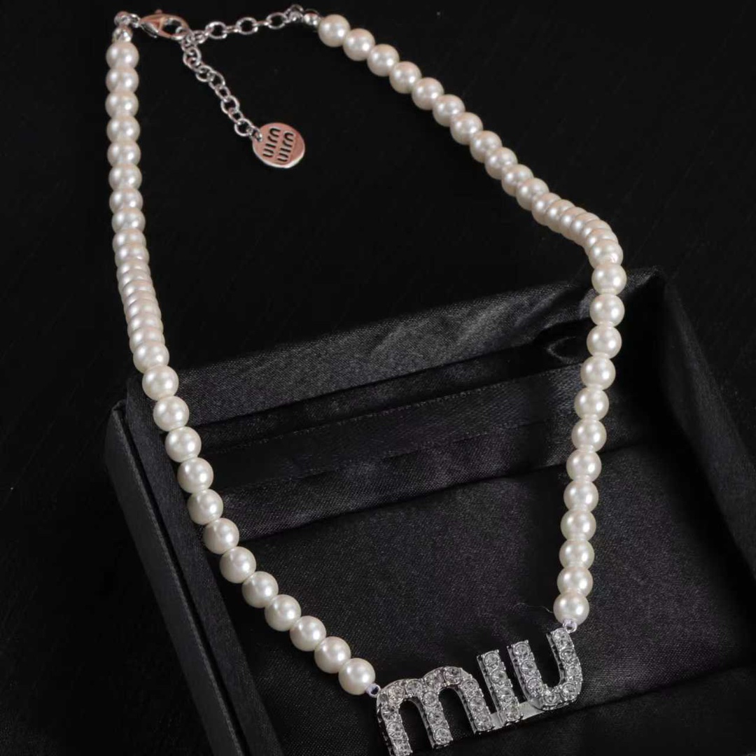 M design pearl necklace