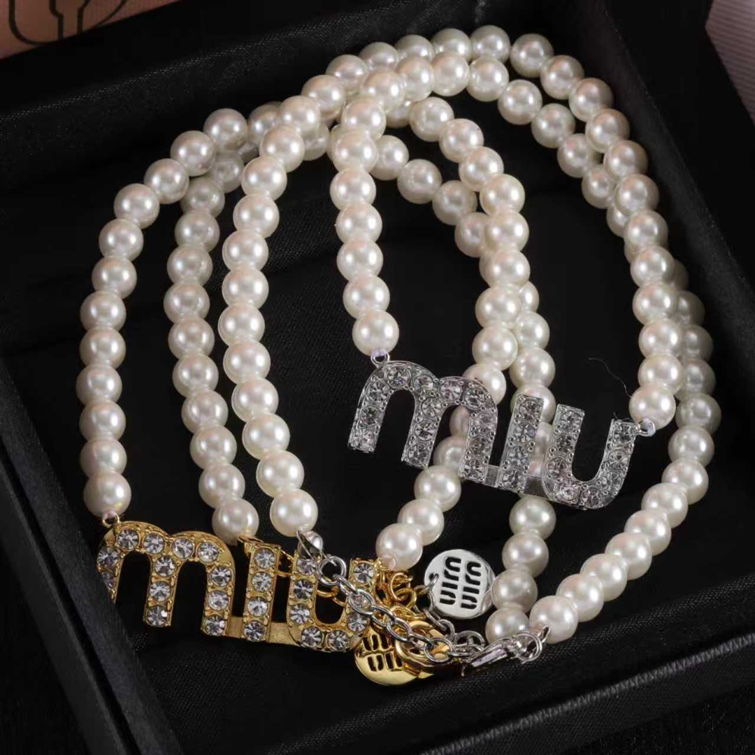 M design pearl necklace