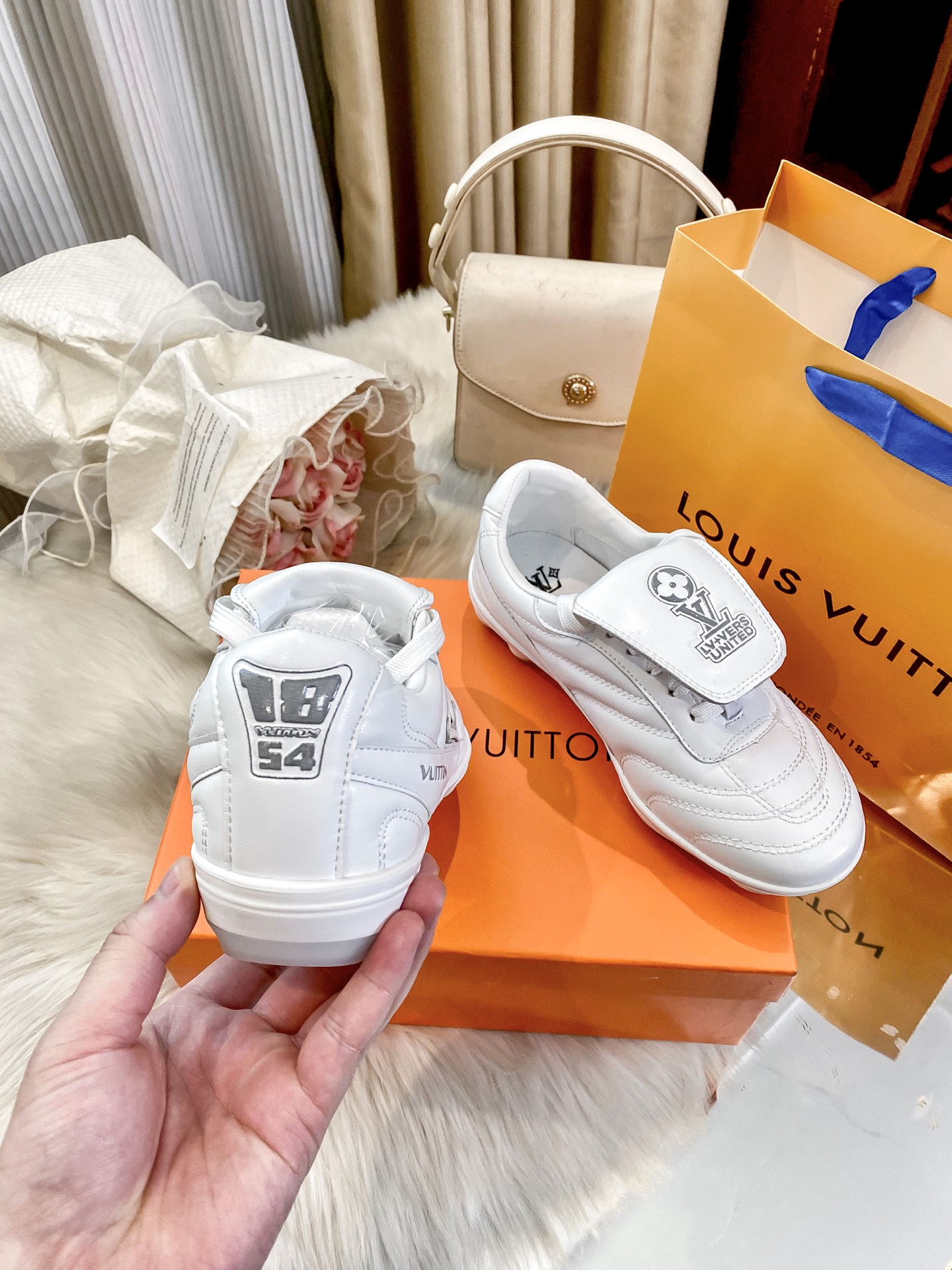 L design casual sneakers