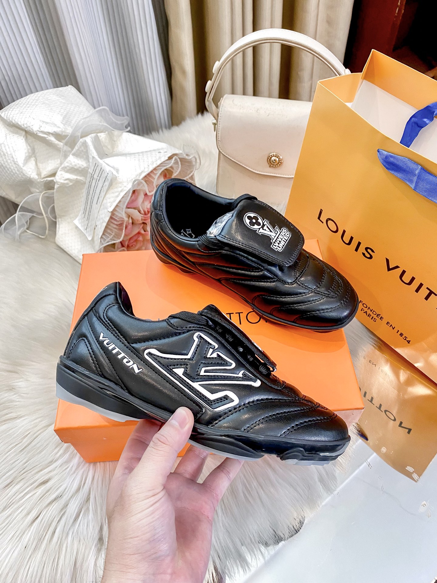 L design casual sneakers