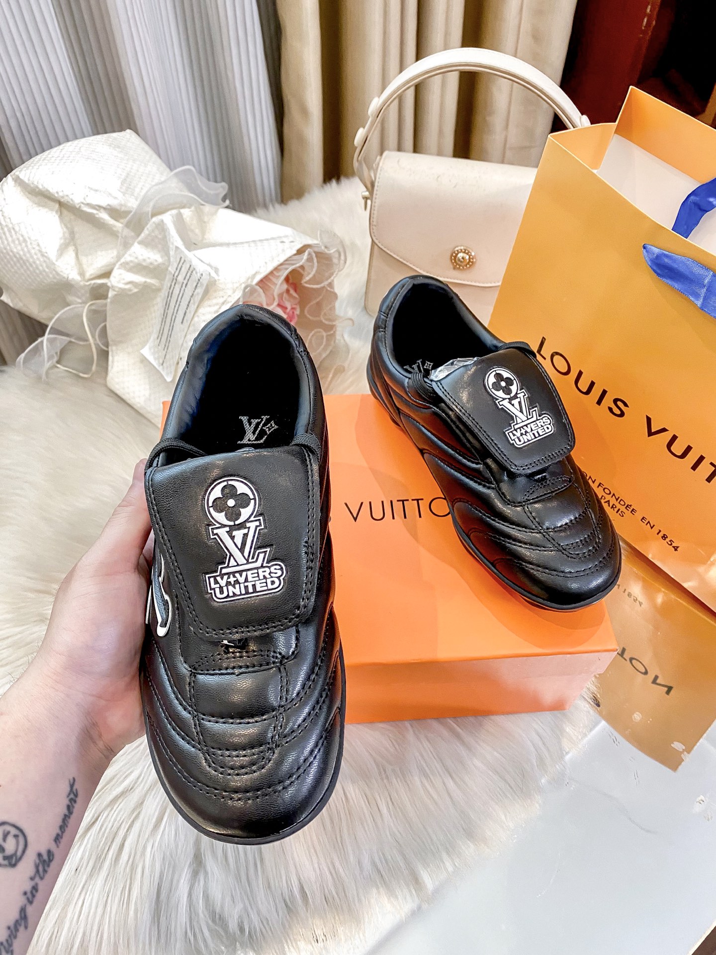 L design casual sneakers