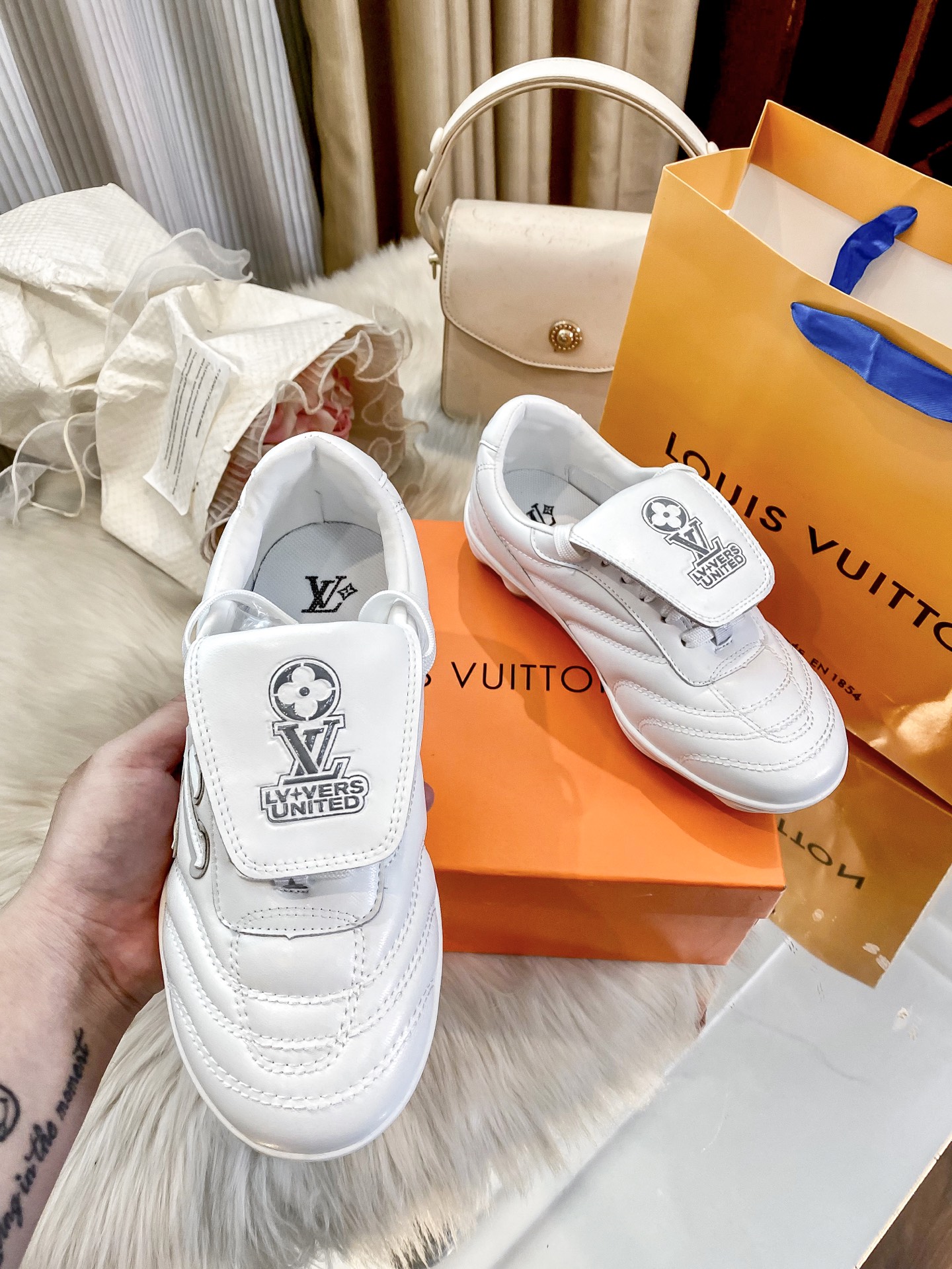 L design casual sneakers