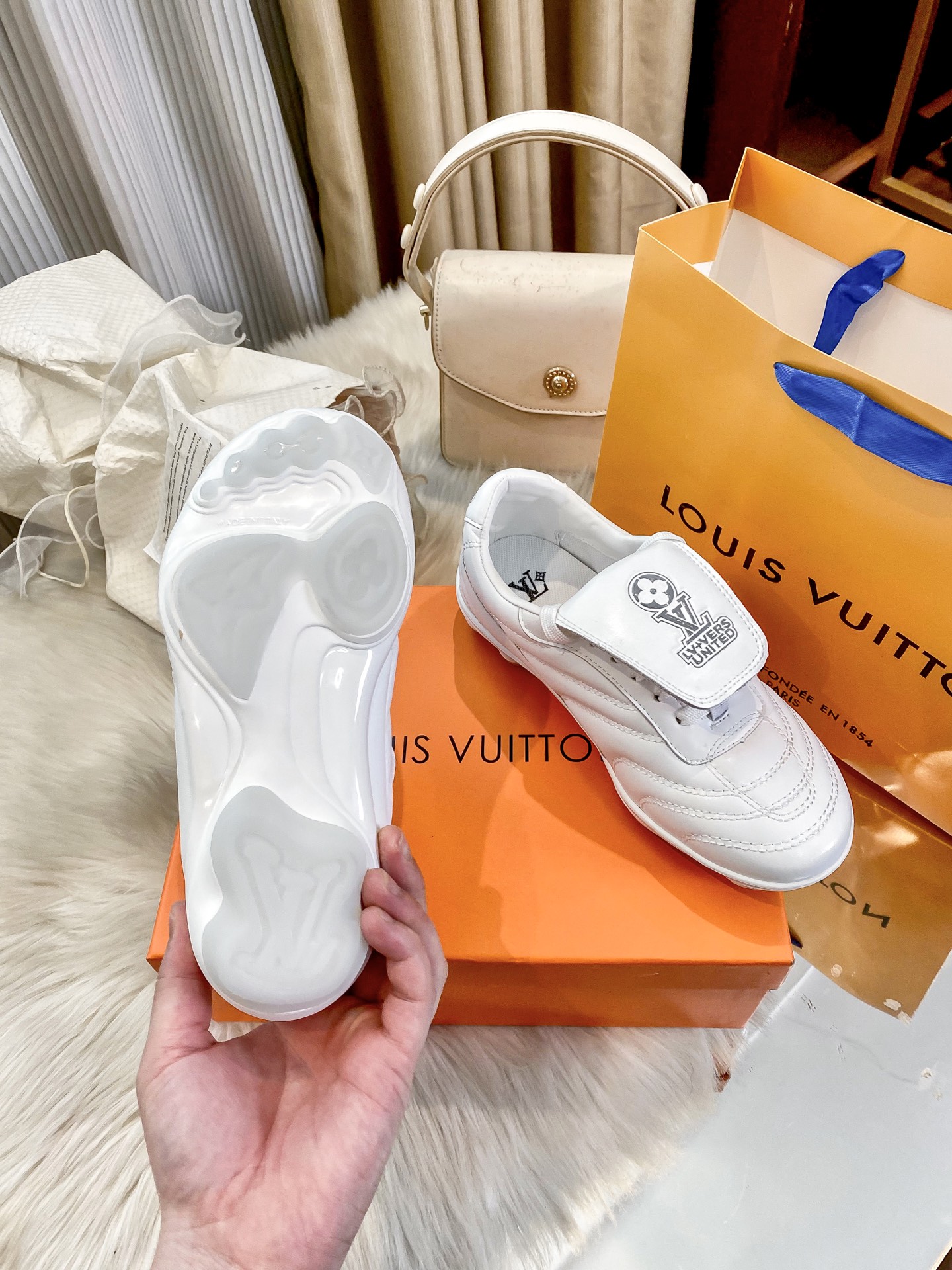 L design casual sneakers