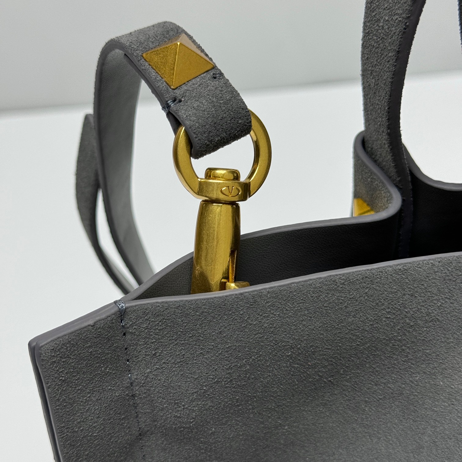 V design women handbag