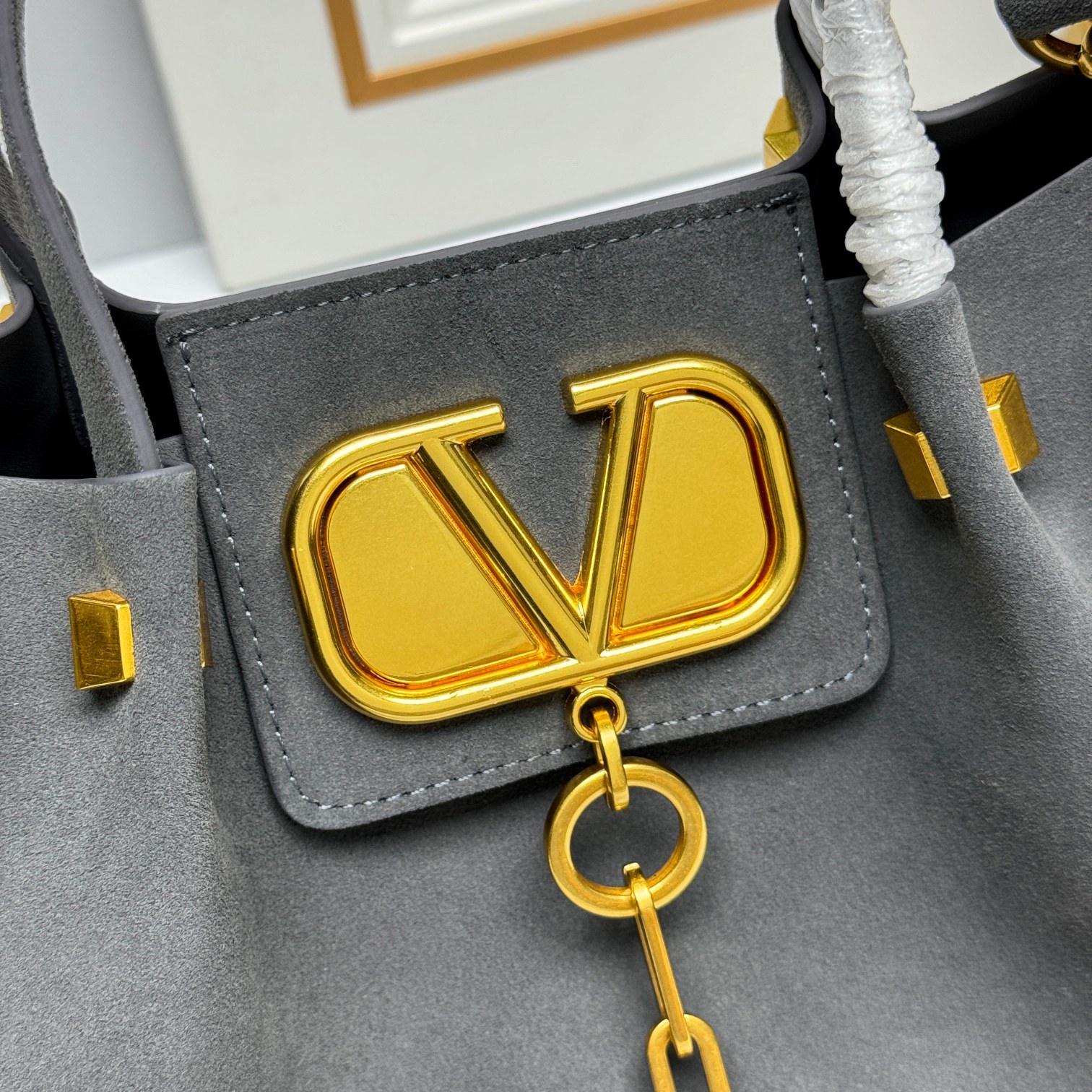 V design women handbag