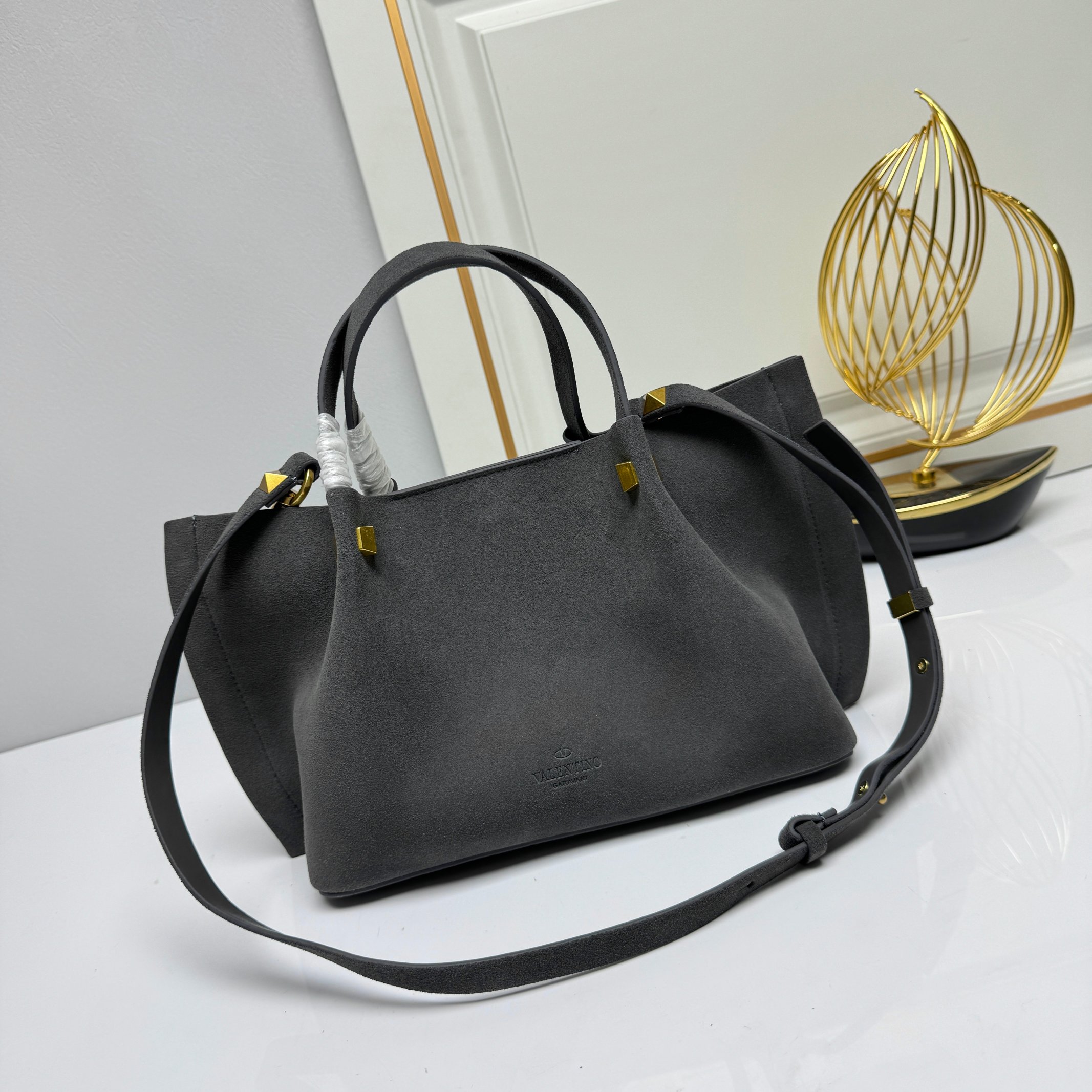 V design women handbag