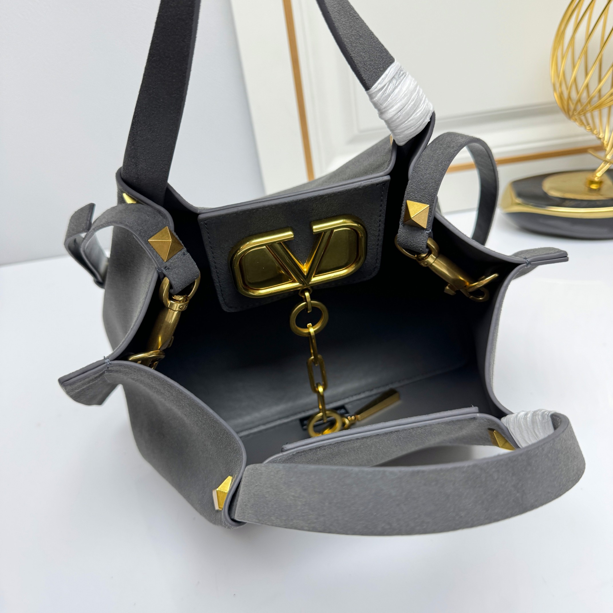 V design women handbag