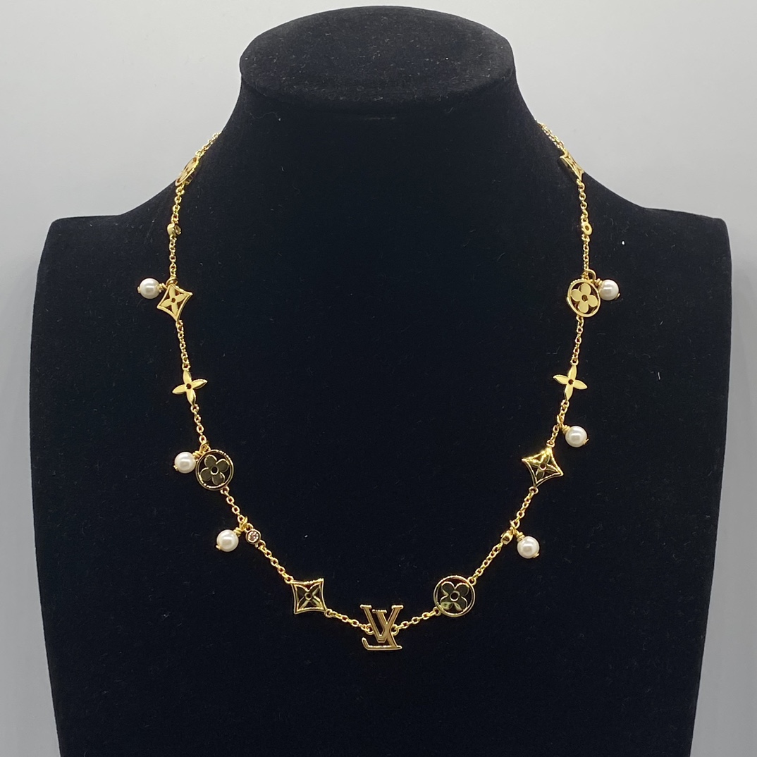 L pearl design necklace