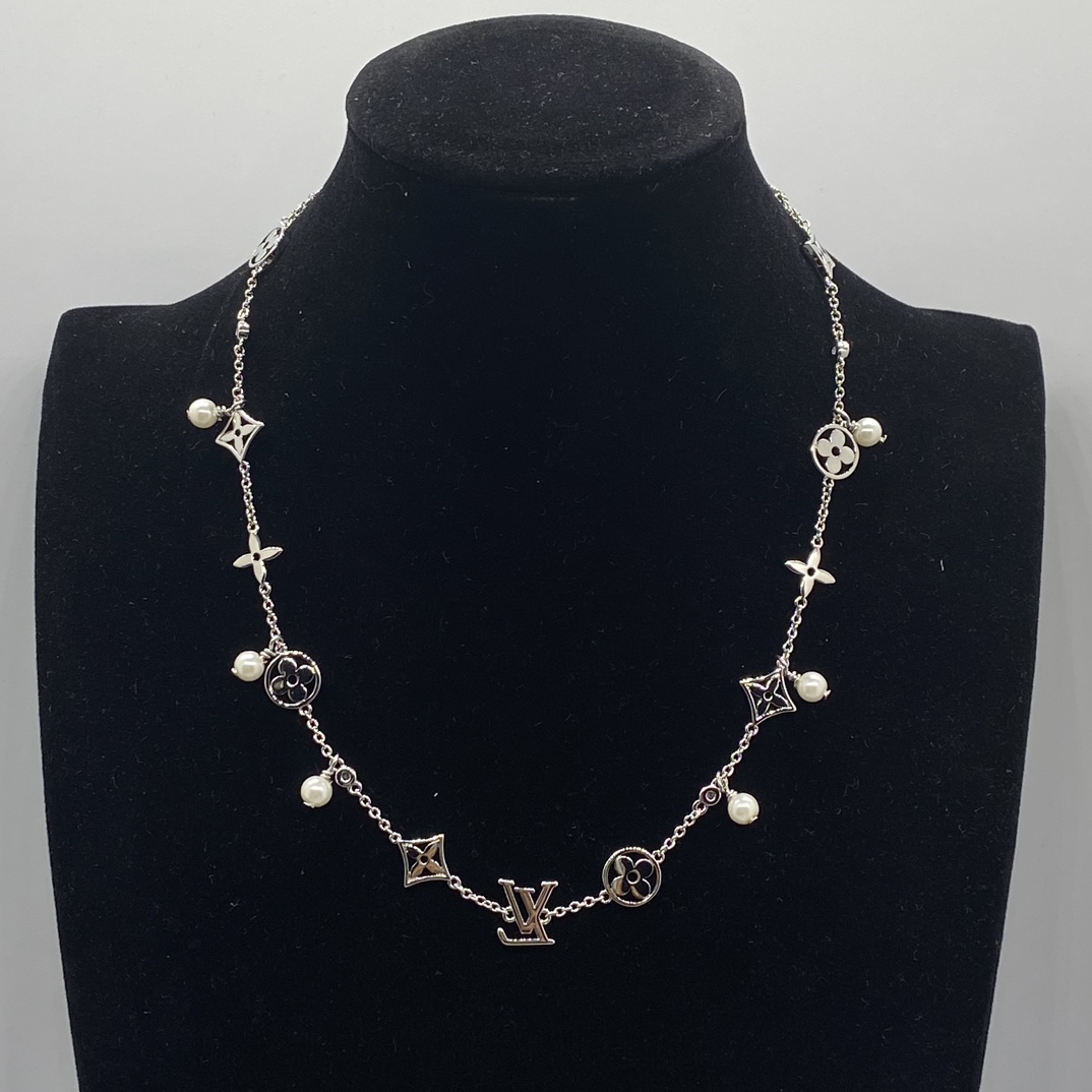 L pearl design necklace