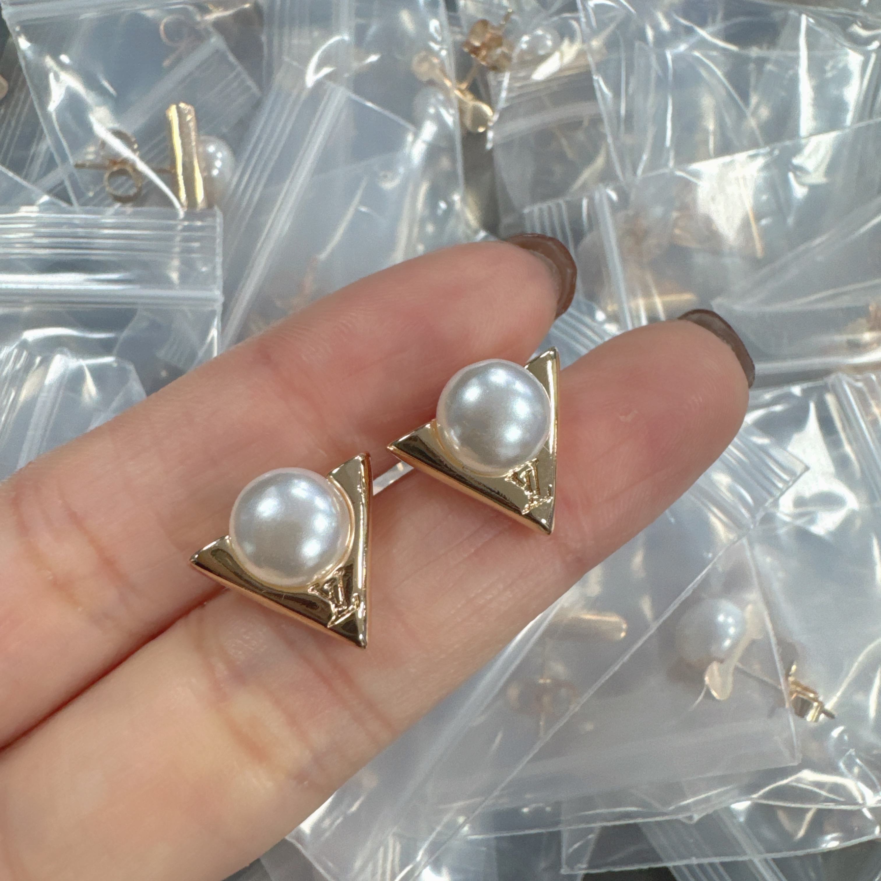 L pearl design earrings