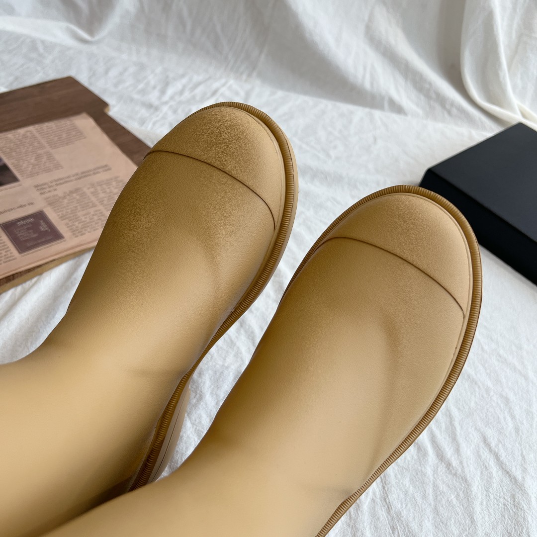 C Rubber vulcanized  mid-calf rain boots without stitching thread