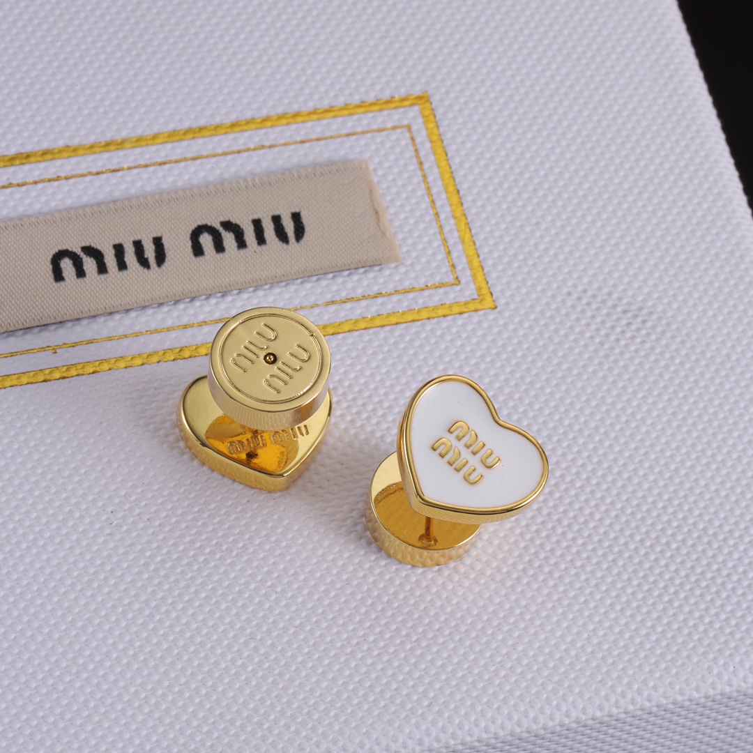 M heart design earrings