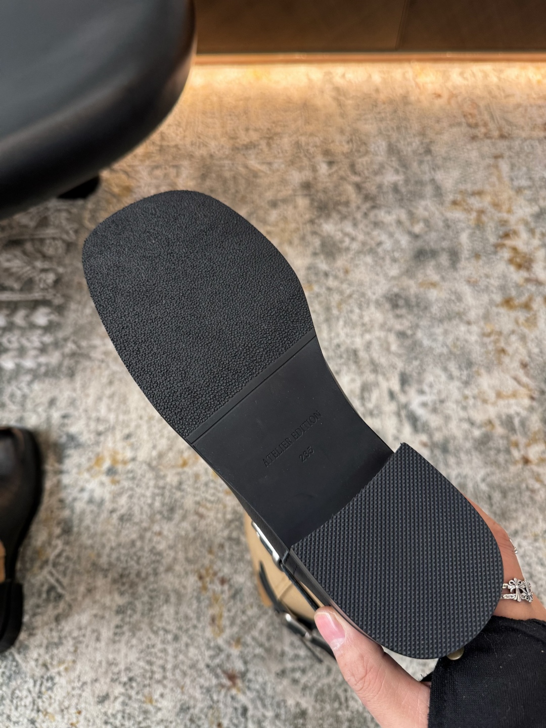 A design leather fabric, sheepskin lining, rubber sole, long boots