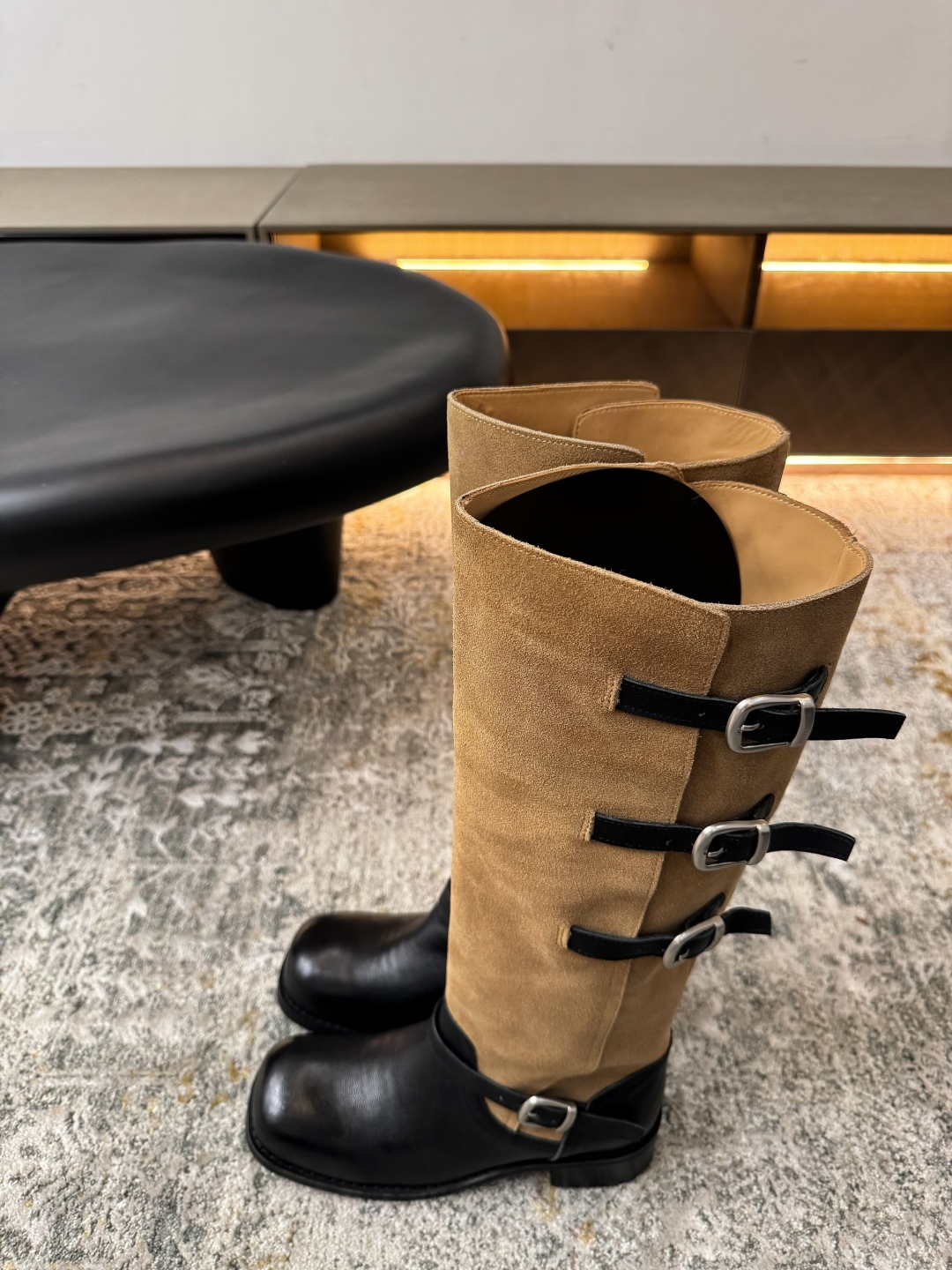 A design leather fabric, sheepskin lining, rubber sole, long boots